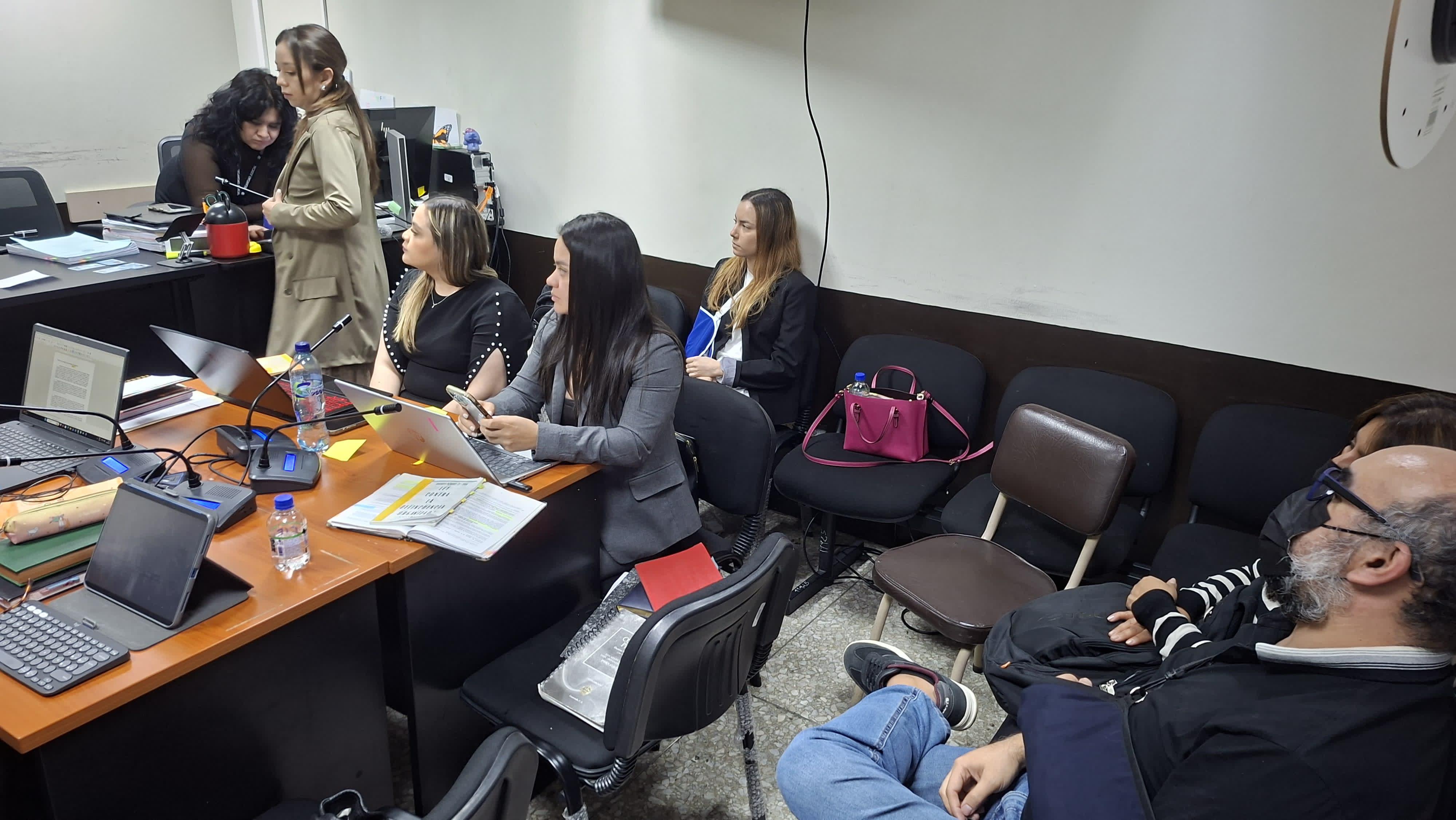 Sofía del Carmen Lam López y Erick Fernando Arévalo comparecen ante el juez Mario Hichos, durante la audiencia de primera declaración por el caso CHN. (Foto Prensa Libre: Cortesía)