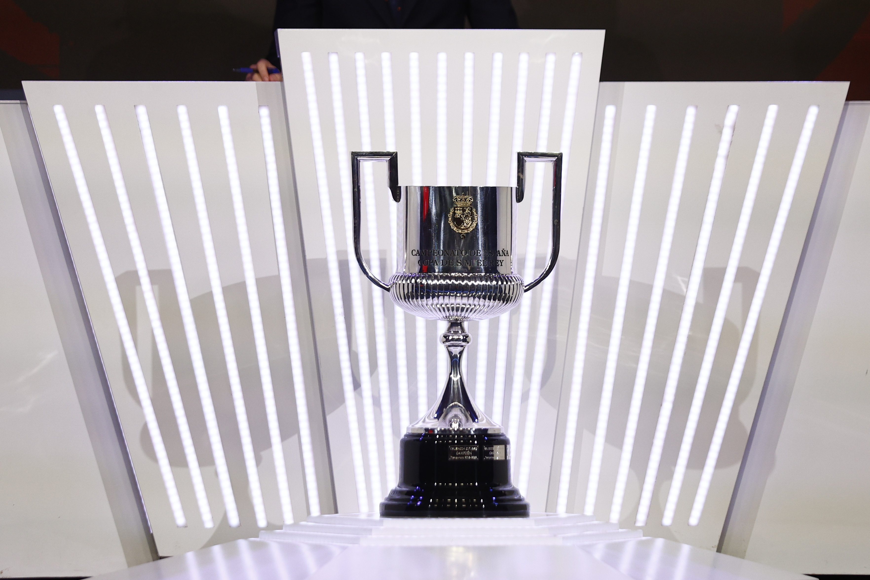 El trofeo de la Copa del Rey es expuesto durante el sorteo para determinar los emparejamientos . (Foto Prensa Libre: EFE)