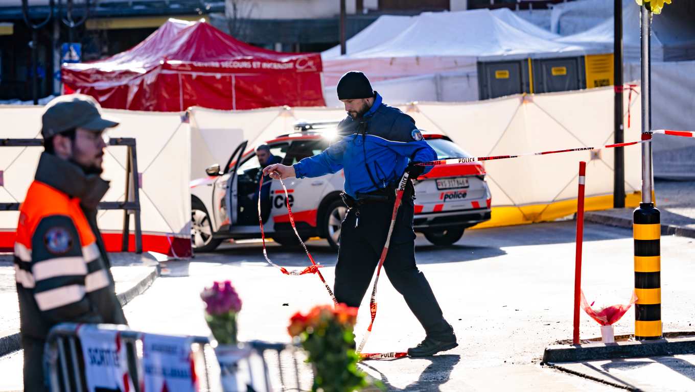 CRANS-MONTANA (Suiza), 01/01/2026.- Agentes de policía inspeccionan la zona donde se produjo un incendio en el bar y salón Le Constellation tras una explosión en la madrugada de Nochevieja, en Crans-Montana, Suiza, el 1 de enero de 2026. Según la policía, varias decenas de personas perdieron la vida en el incendio y también se informó de que alrededor de un centenar de personas resultaron heridas. (Suiza) EFE/EPA/JEAN-CHRISTOPHE BOTT