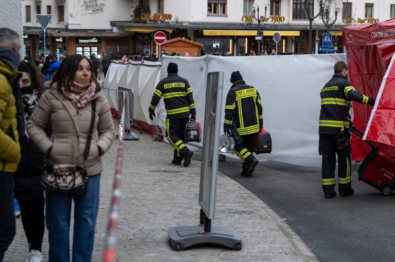 Una escalera angosta y bengalas: las hipótesis y testimonios del incendio que deja al menos 4