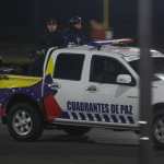 Caracas, 03/01/2026.- Militares por las calles de Caracas tras varias detonaciones y explosiones en la madrugada de este sábado, en unos momentos en que Venezuela ha denunciado "amenazas" del Gobierno del presidente de Estados Unidos, Donald Trump, por el despliegue militar en el Caribe y las advertencias de ataques terrestres. EFE/Miguel Gutiérrez