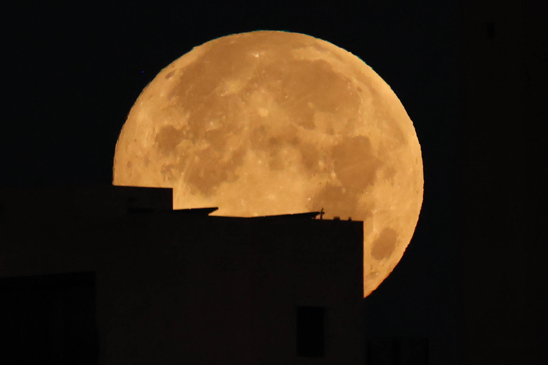 FOTODELDIA Jerusalén (Israel), 03/01/2026.- Vista de la luna llena en Jerusalén, Israel. EFE/ Abir Sultan