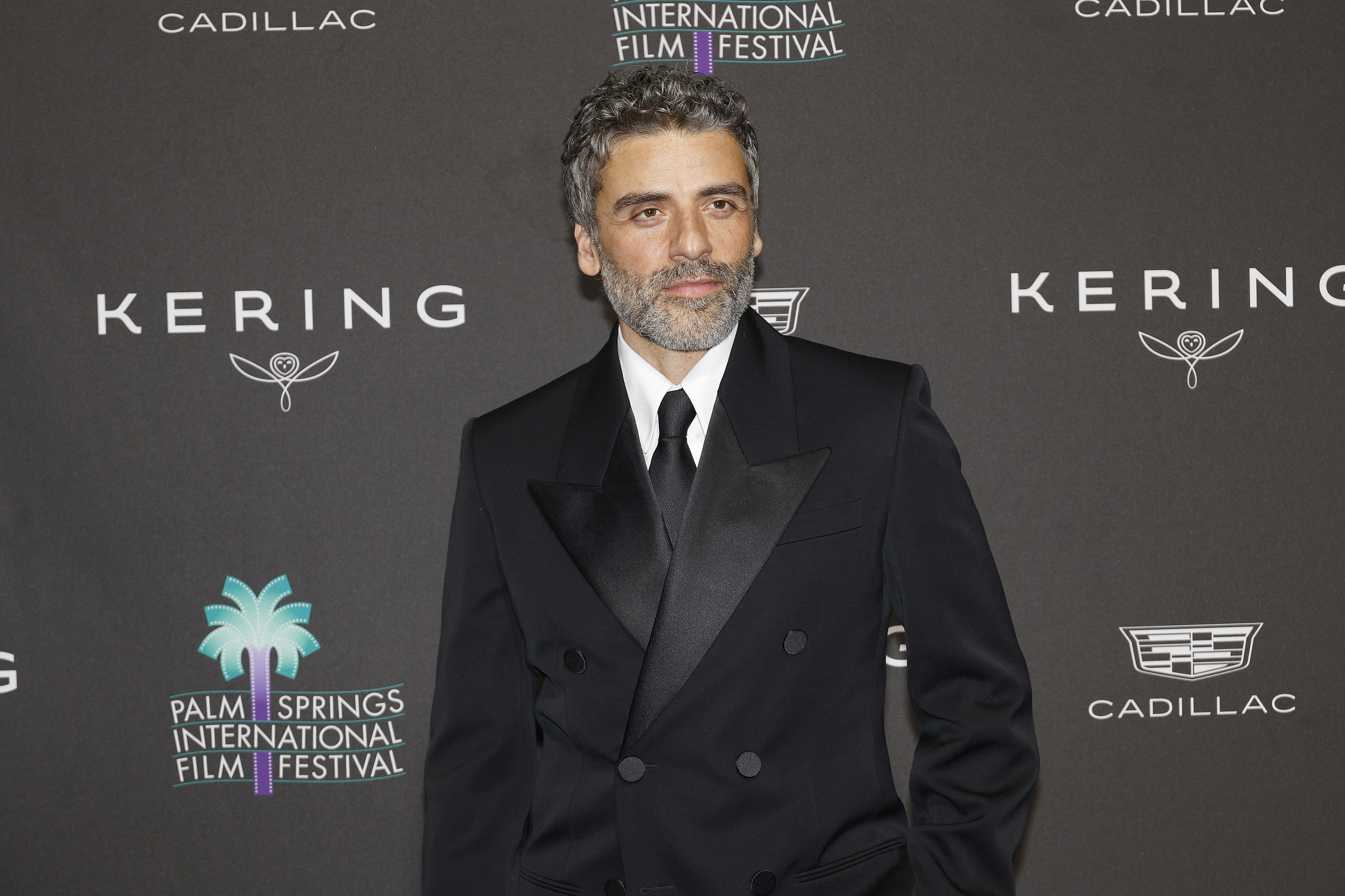 PALM SPRINGS (United States), 04/01/2026.- Oscar Isaac poses on the red carpet for the 37th annual Palm Springs International Film Festival in Palm Springs, California, USA, 03 January 2026. (Cine, Cine) EFE/EPA/NINA PROMMER