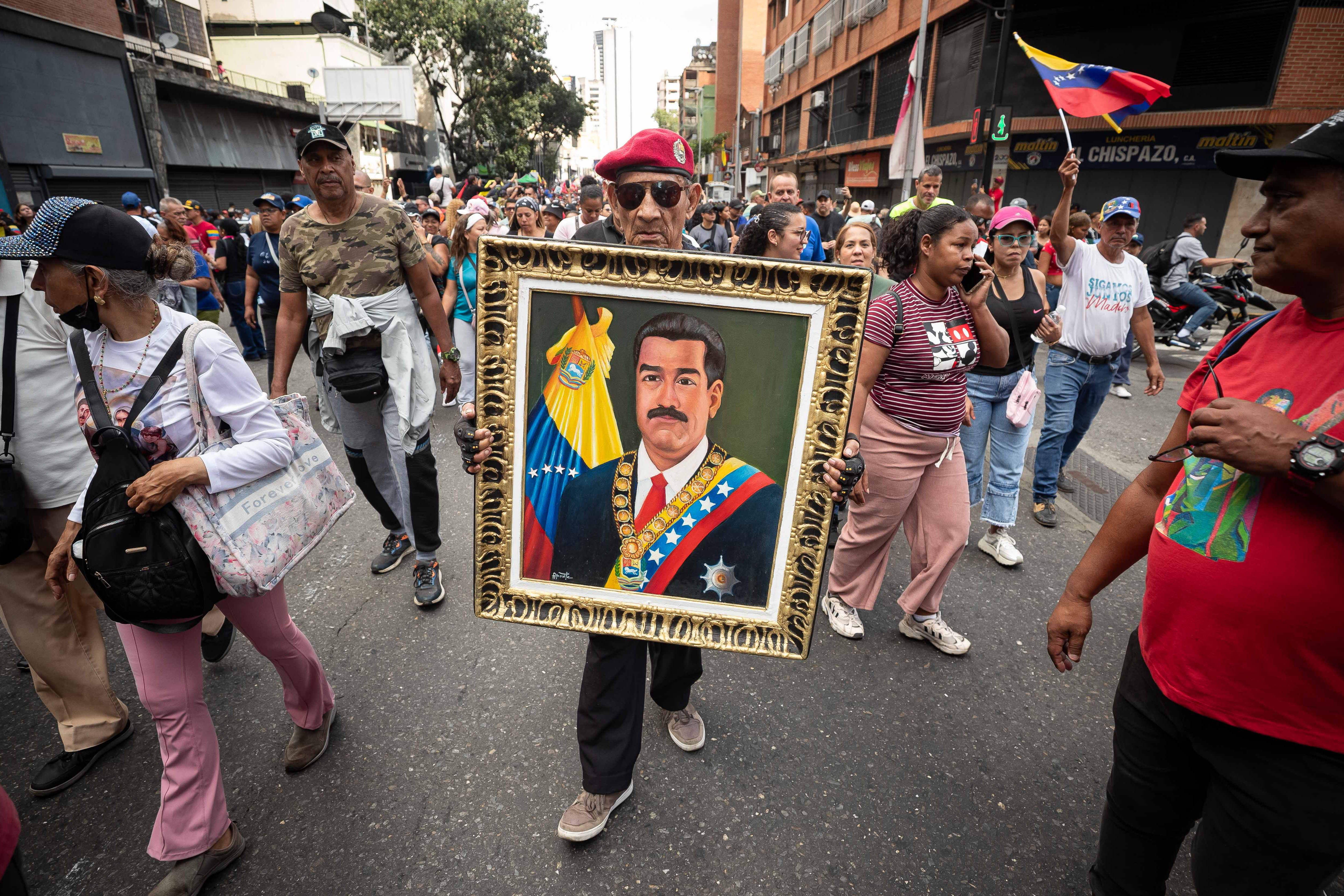 Simpatizantes del chavismo participan en una marcha en Venezuela para exigir a Estados Unidos la liberación de Nicolás Maduro y de su esposa.