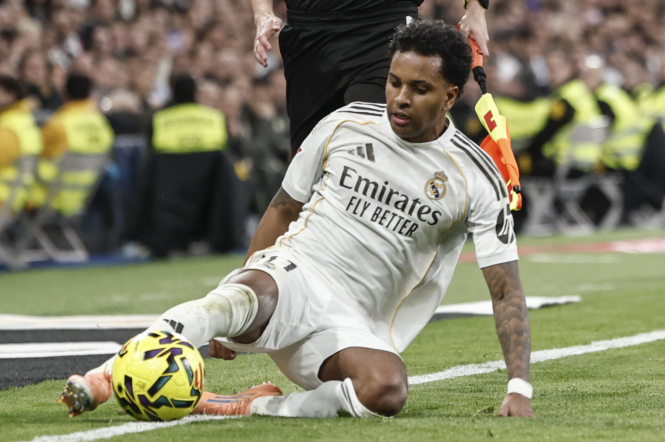 El delantero brasileño del Real Madrid Rodrygo Goes controla el balón durante el partido de LaLiga entre el Real Madrid y el Betis, este domingo en el estadio Santiago Bernabéu. EFE/ Sergio Pérez