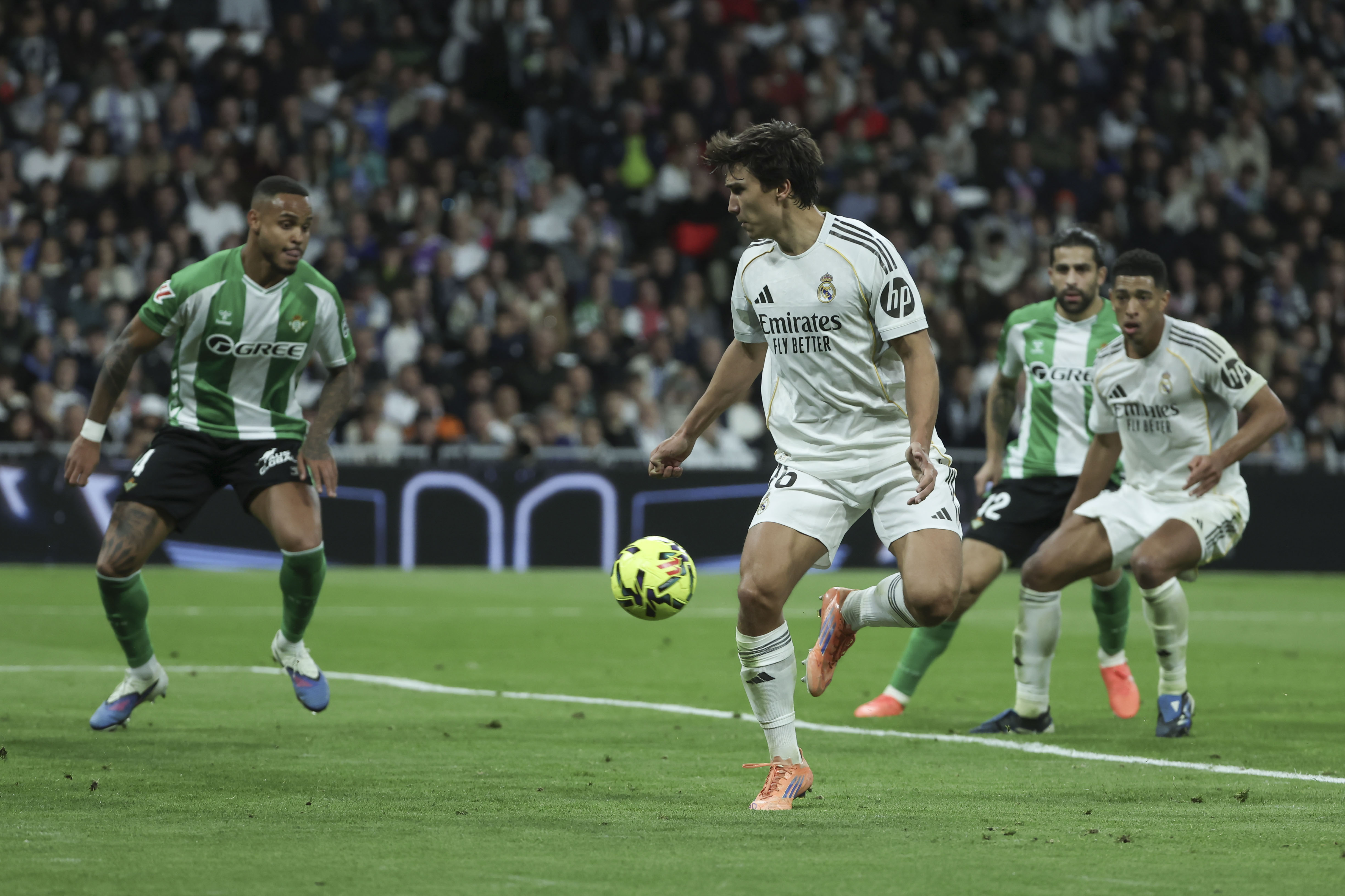 MADRID, 04/01/2026.- El delantero del Real Madrid Gonzalo García Torres, en acción durante el partido de LaLiga entre el Real Madrid y el Real Betis, este domingo en el estadio Santiago Bernabéu. EFE/Kiko Huesca