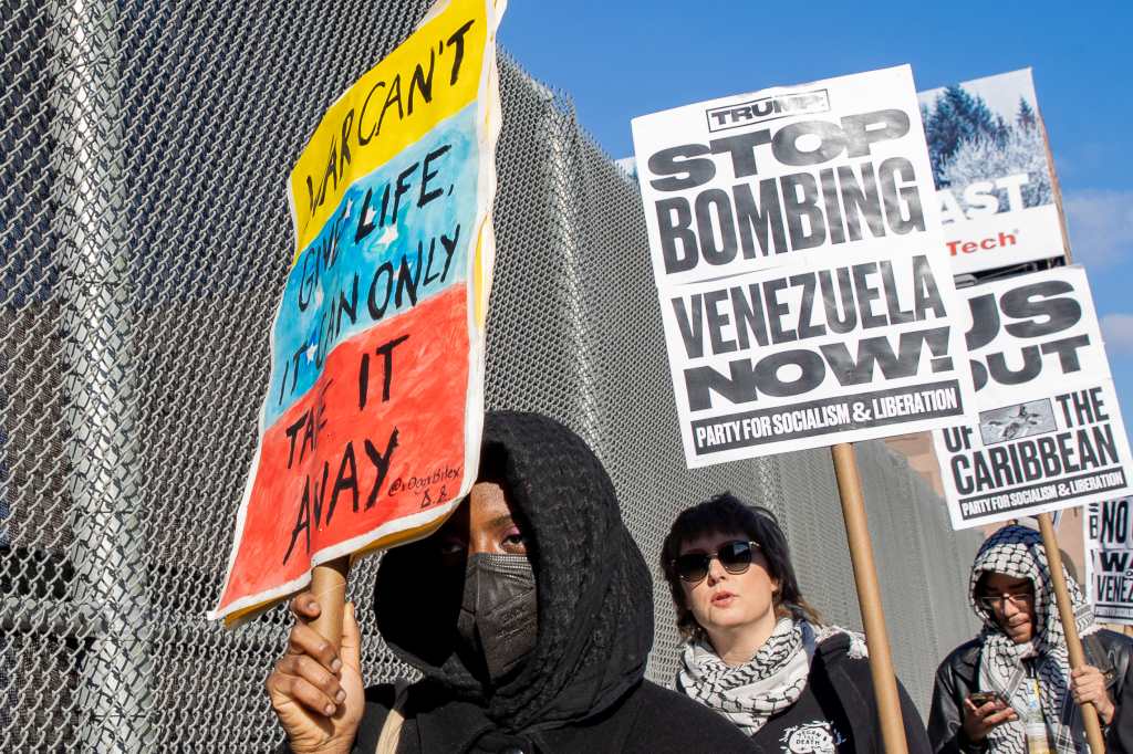 AME2147. NUEVA YORK (ESTADOS UNIDOS), 04/01/2026.- Personas sostienen carteles durante una protesta frente al Centro Metropolitano de Detención de Brooklyn (MDC), donde se encuentra el presidente de Venezuela, Nicolás Maduro, este domingo en Nueva York, Estados Unidos. (Foto Prensa Libre: EFE)