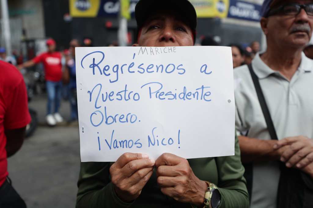 Venezolanos simpatizantes del Chavismo exigen el regreso de Nicolás Maduro a su país. (Foto Prensa Libre: EFE)
