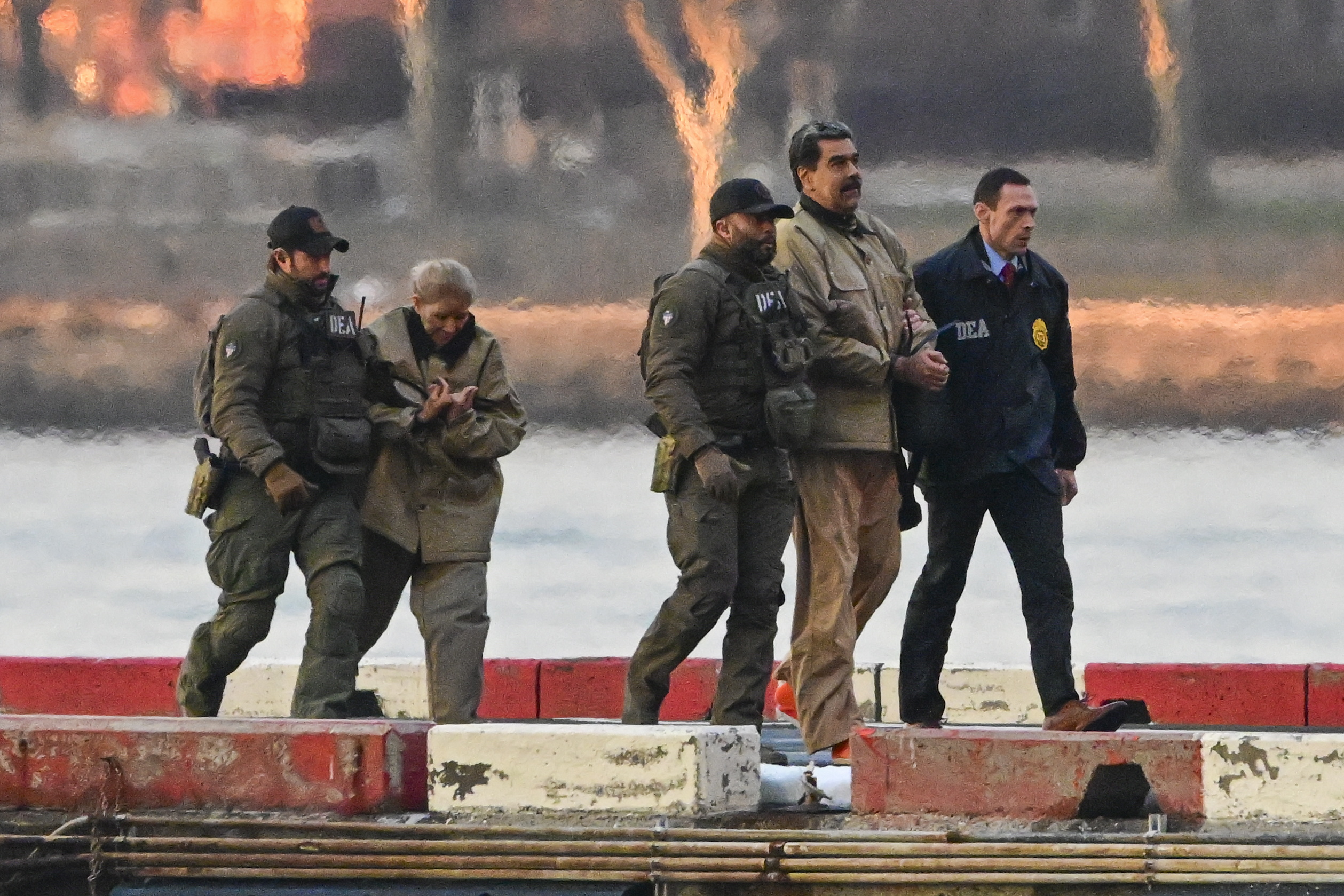 Nicolás Maduro fue trasladado junto a su esposa bajo fuerte custodia armada en helicóptero y vehículo blindado desde la cárcel hasta un tribunal en Nueva York.