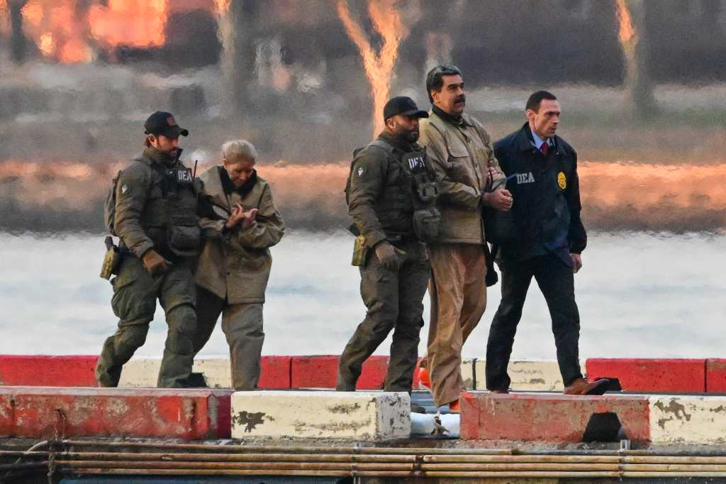 Nicolás Maduro fue trasladado junto a su esposa bajo fuerte custodia armada en helicóptero y vehículo blindado desde la cárcel hasta un tribunal en Nueva York.