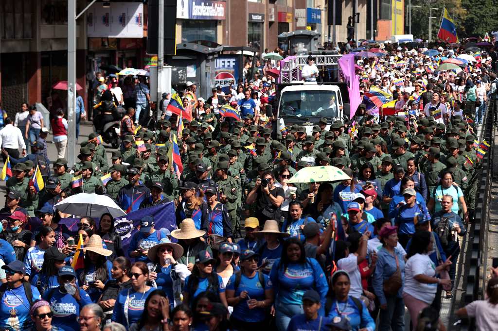 AME2694. CARACAS (VENEZUELA), 06/01/2026.- Mujeres participan en una marcha del chavismo este martes, en Caracas (Venezuela). Miles de mujeres chavistas marcharon para expresar su respaldo a Delcy Rodríguez, de quien dijeron 