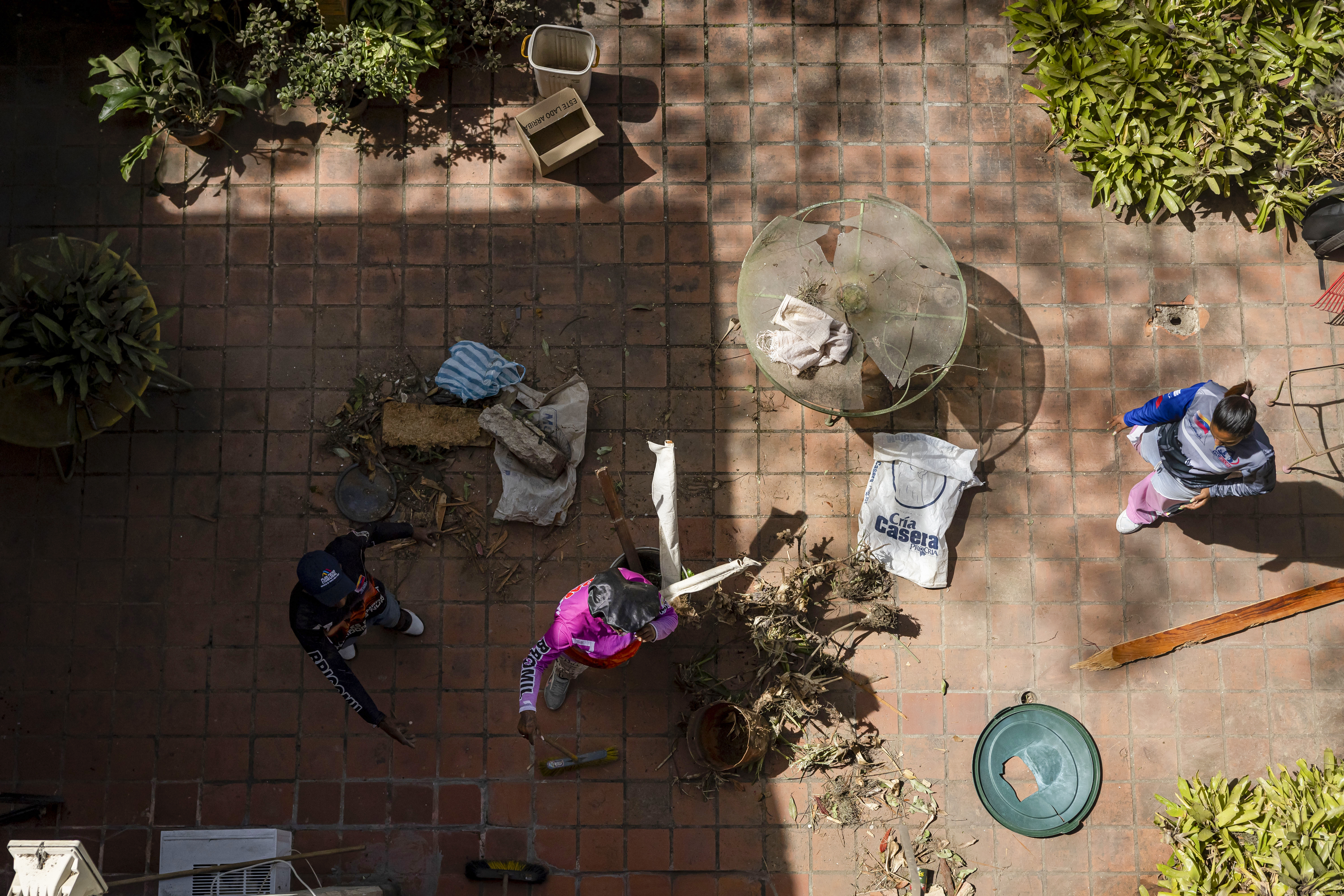 Agujeros, vidrio y polvo, las marcas del ataque de EE.UU. en Caracas 72 horas después