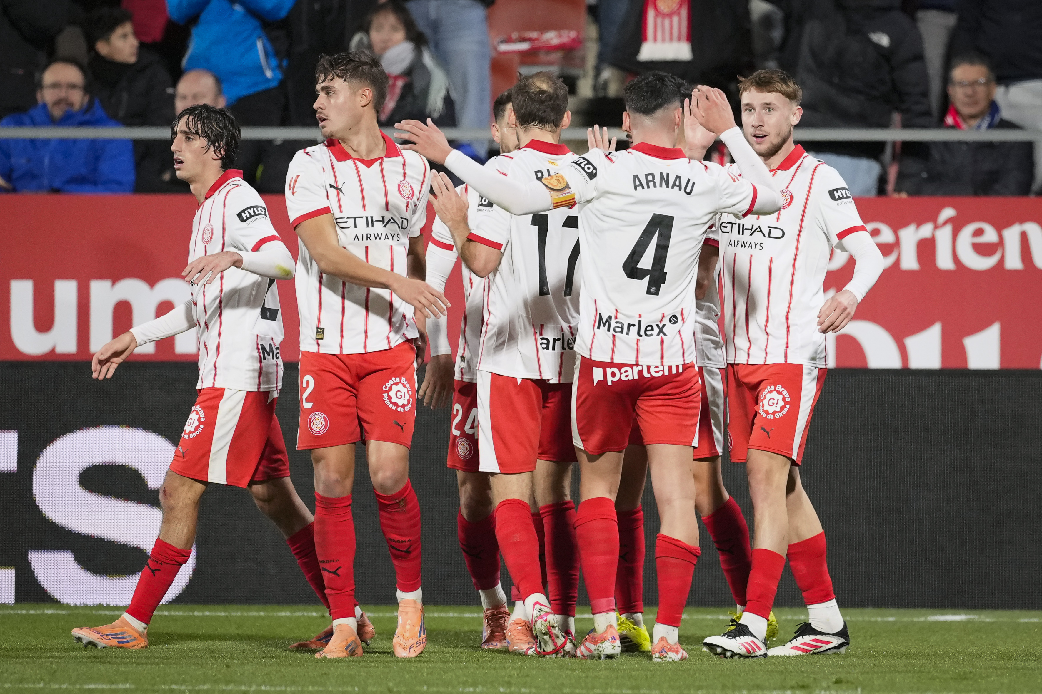 GIRONA, 10/01/2026.- Los jugadores del Girona celebran su primer gol durante el encuentro correspondiente a la jornada 19 de Laliga EA Sports que disputan hoy sábado Girona y Osasuna en el estadio municipal de Montilivi, en la capital gerundense. EFE/David Borrat.