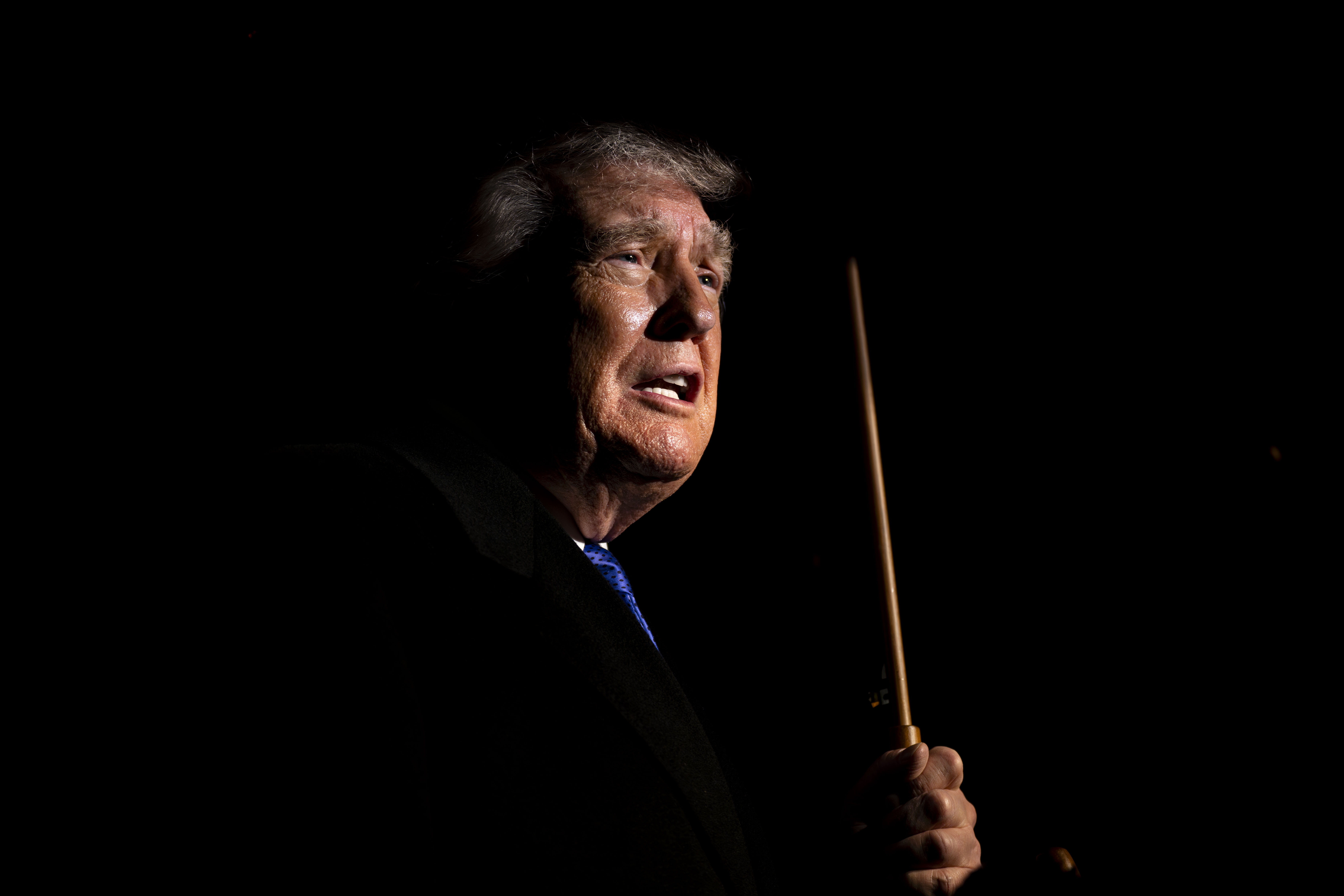 Título US President Trump speaks to press before departing White House for Mar-a-Lago weekend