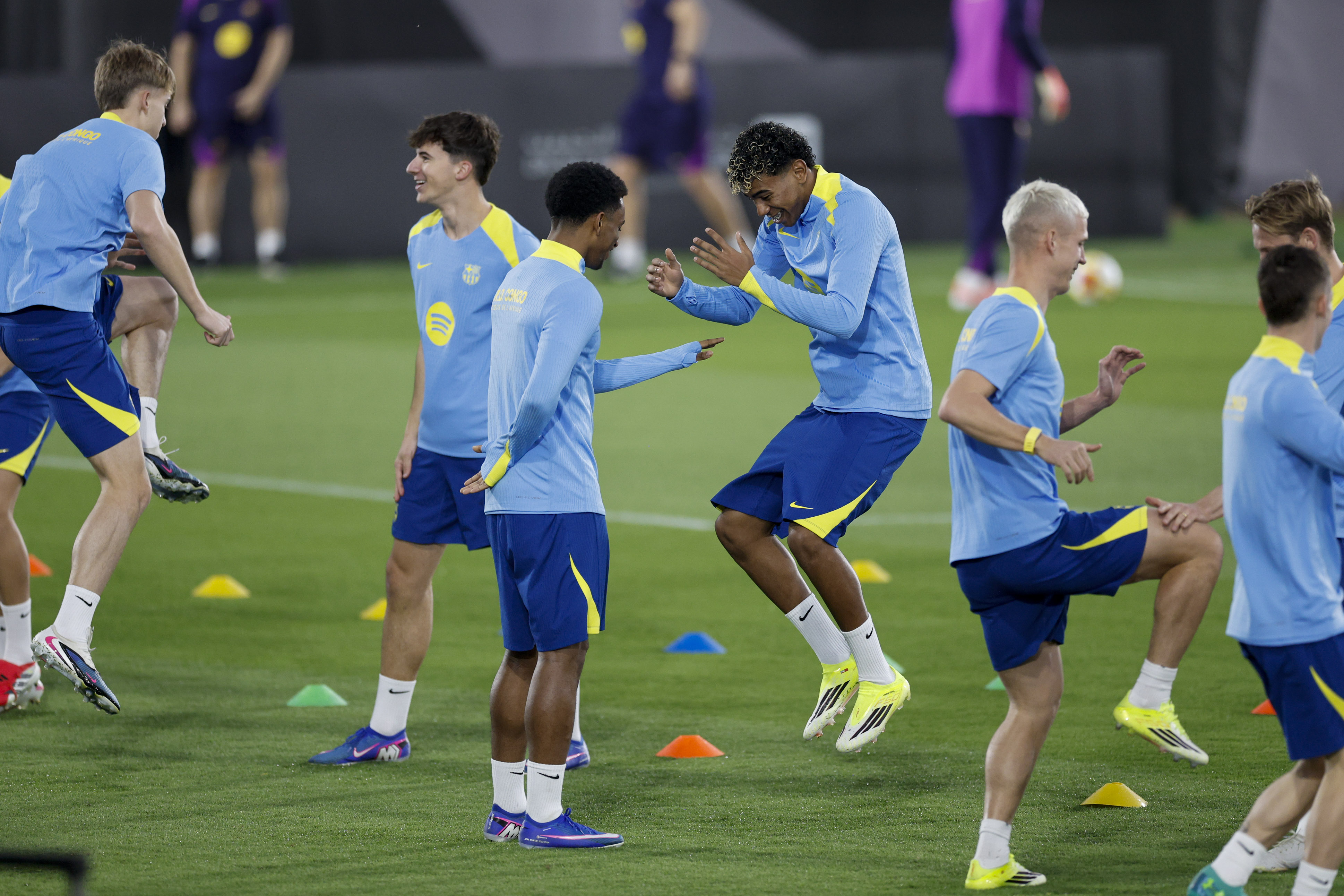 El delantero del FC Barcelona Lamine Yamal (c) participa en un entrenamiento del equipo este sábado en Yeda, Arabia Saudita. (Foto Prensa Libre: EFE).