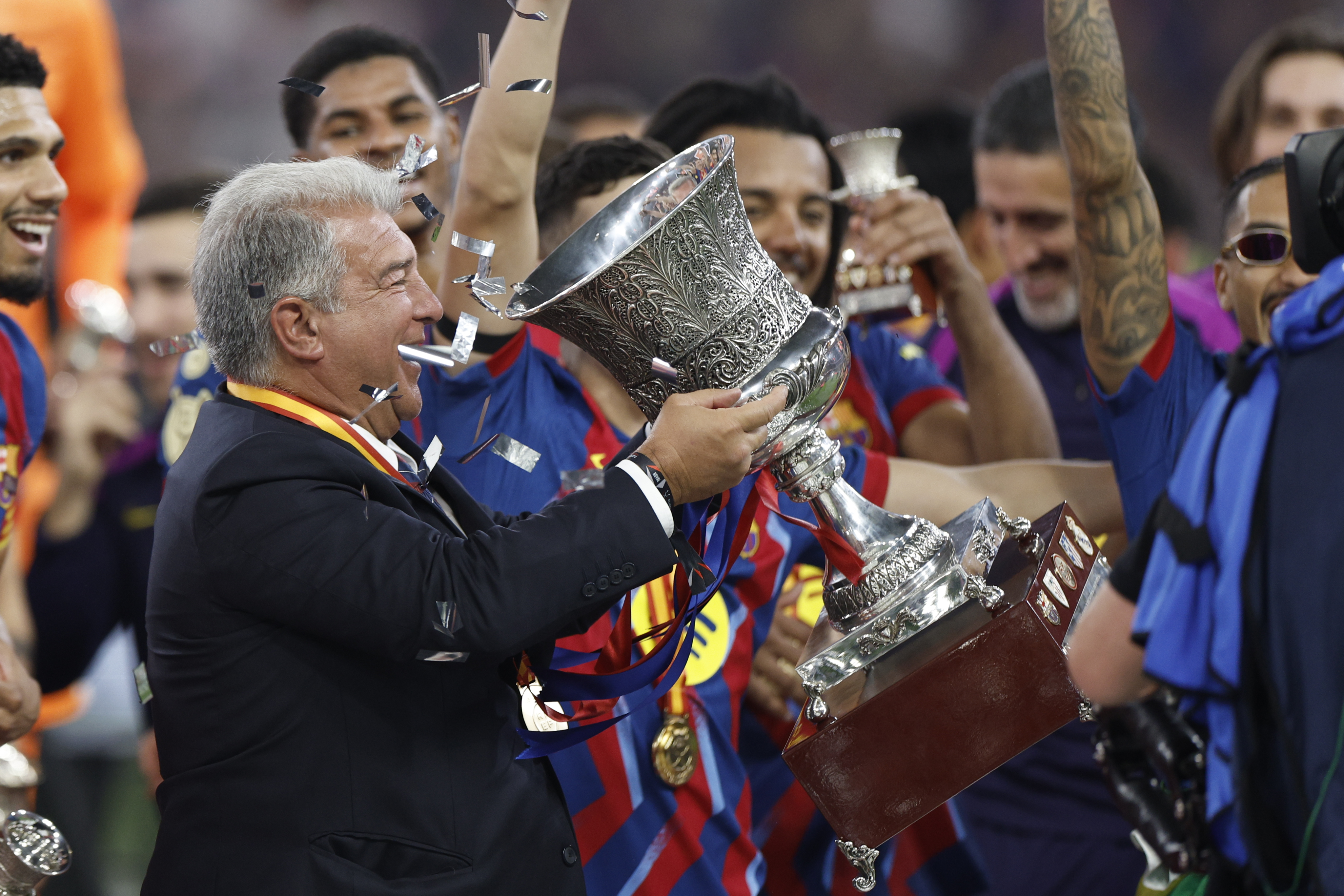 El presidente del FC Barcelona, Joan Laporta, levanta el trofeo de campeones en la final de la Supercopa de España contra el equipo del Real Madrid, disputado este domingo. (Foto Prensa Libre: EFE)'