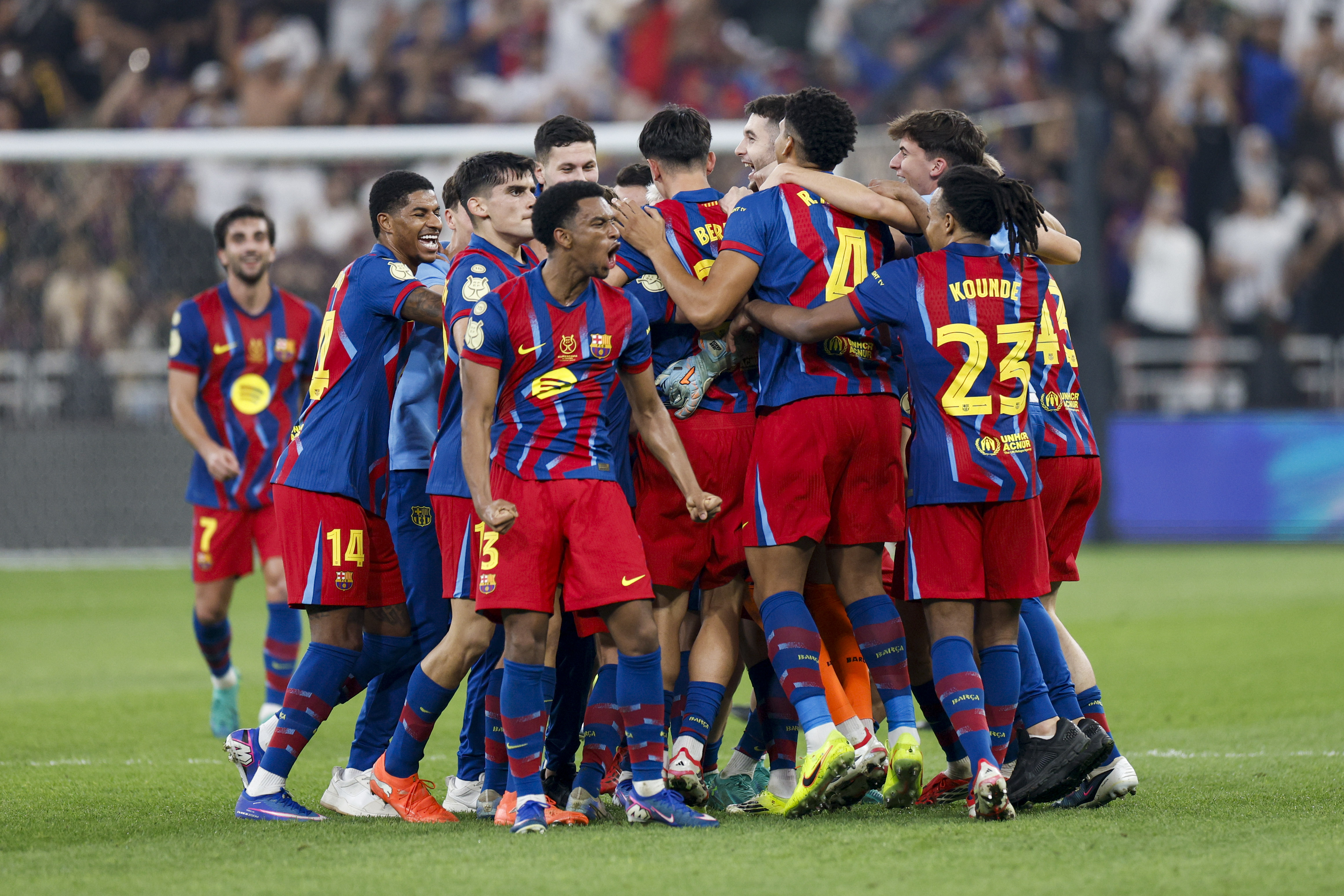 Los jugadores del FC Barcelona celebran su victoria al finalizar el encuentro de la final de la Supercopa de España. (Foto Prensa Libre: EFE)'