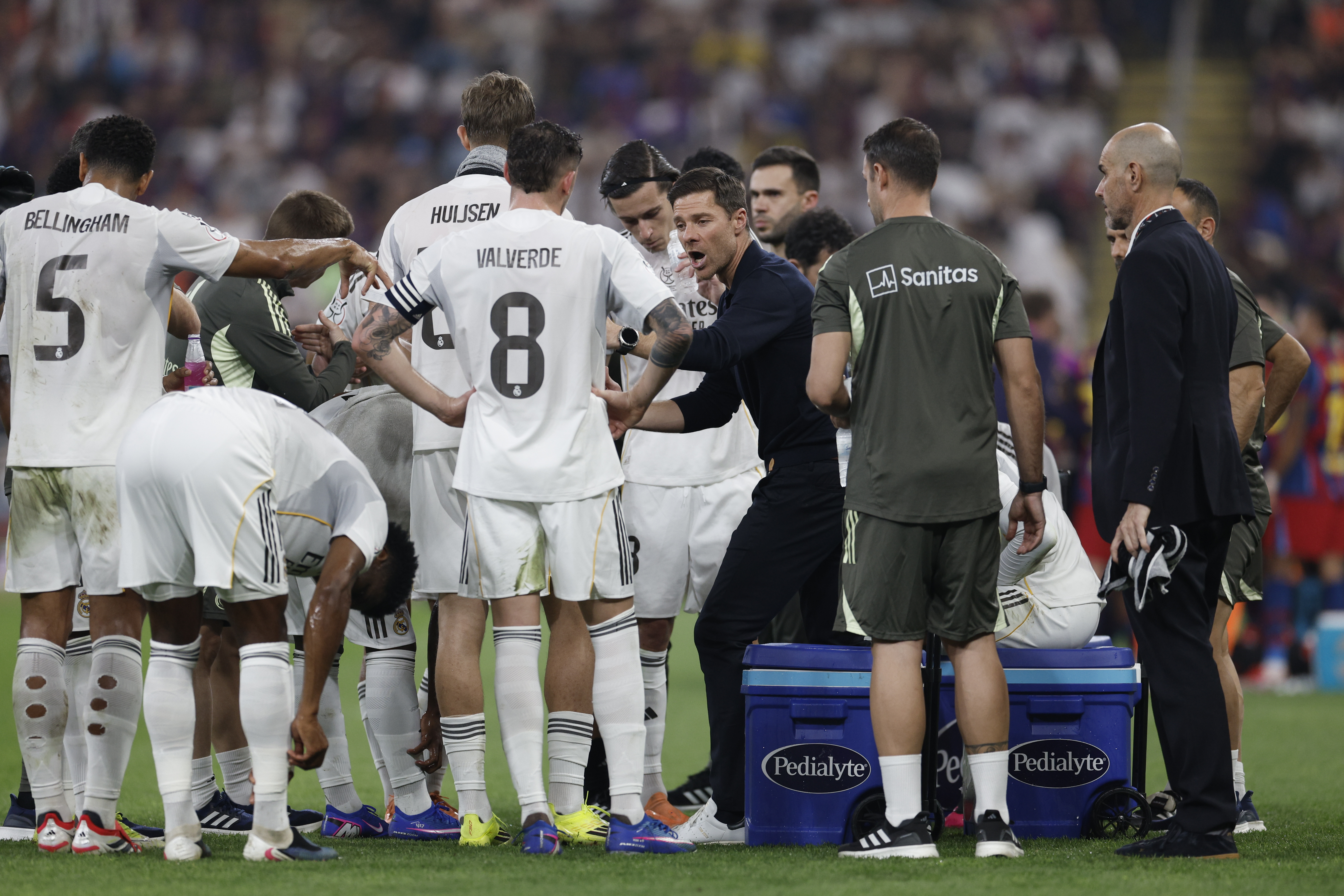 Xabi Alonso  da instrucciones a los jugadores durante el partido del Real Madrid contra Barcelona. (Foto Prensa Libre: EFE).