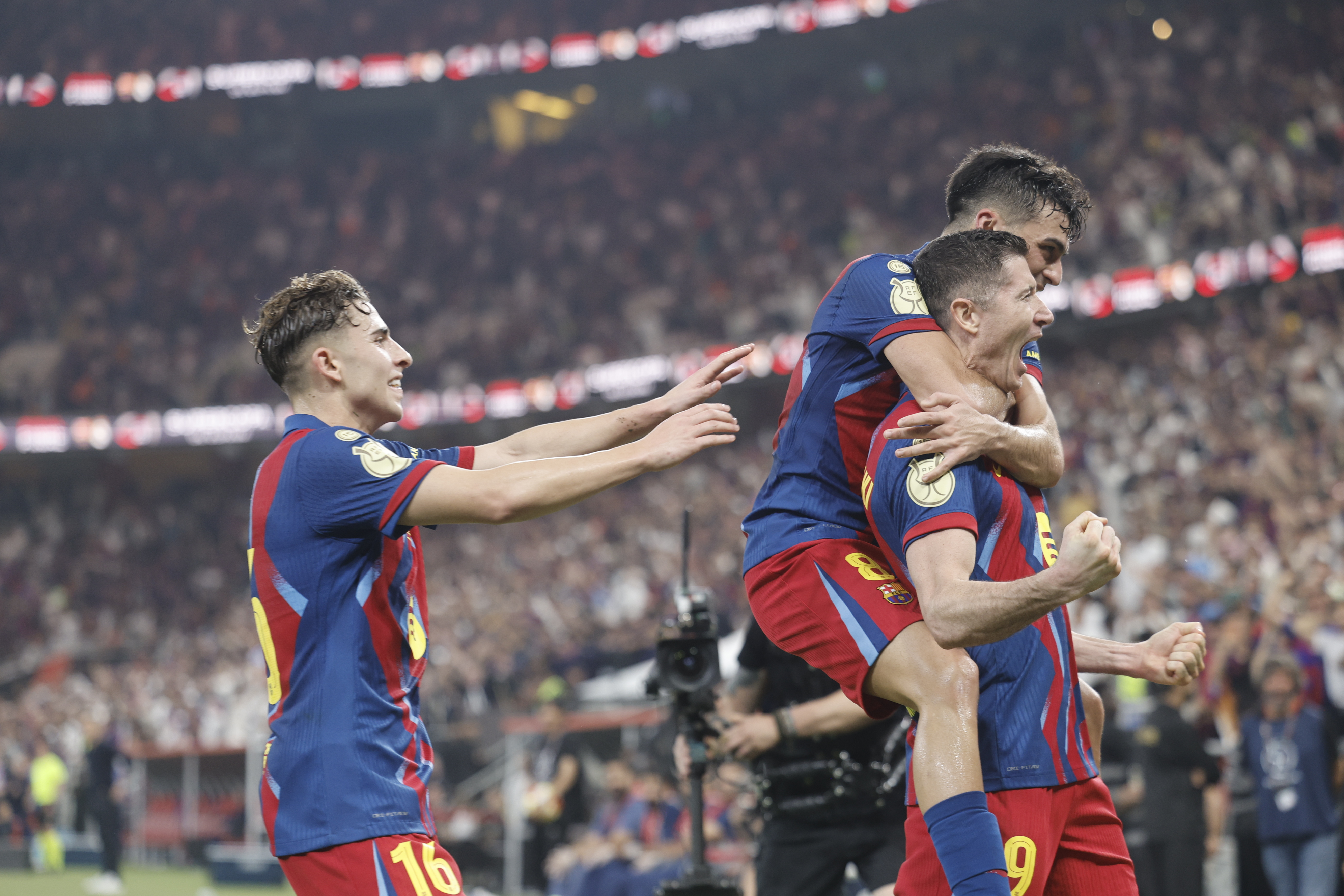 El delantero del FC Barcelona Robert Lewandowski celebra tras marcar el 2-1 durante la final de la Supercopa de España ante el Real Madrid, este domingo en Yeda, Arabia Saudita. (Foto Prensa Libre:EFE)'