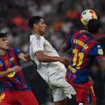 Jeddah (Saudi Arabia), 11/01/2026.- Real Madrid's Jude Bellingham (C) in action against against Barcelona's Raphinha (R) and Pedri (L) during the Spanish Super Cup final soccer match between FC Barcelona and Real Madrid in Jeddah, Saudi Arabia, 11 January 2026. (Arabia Saudita) EFE/EPA/STRINGER