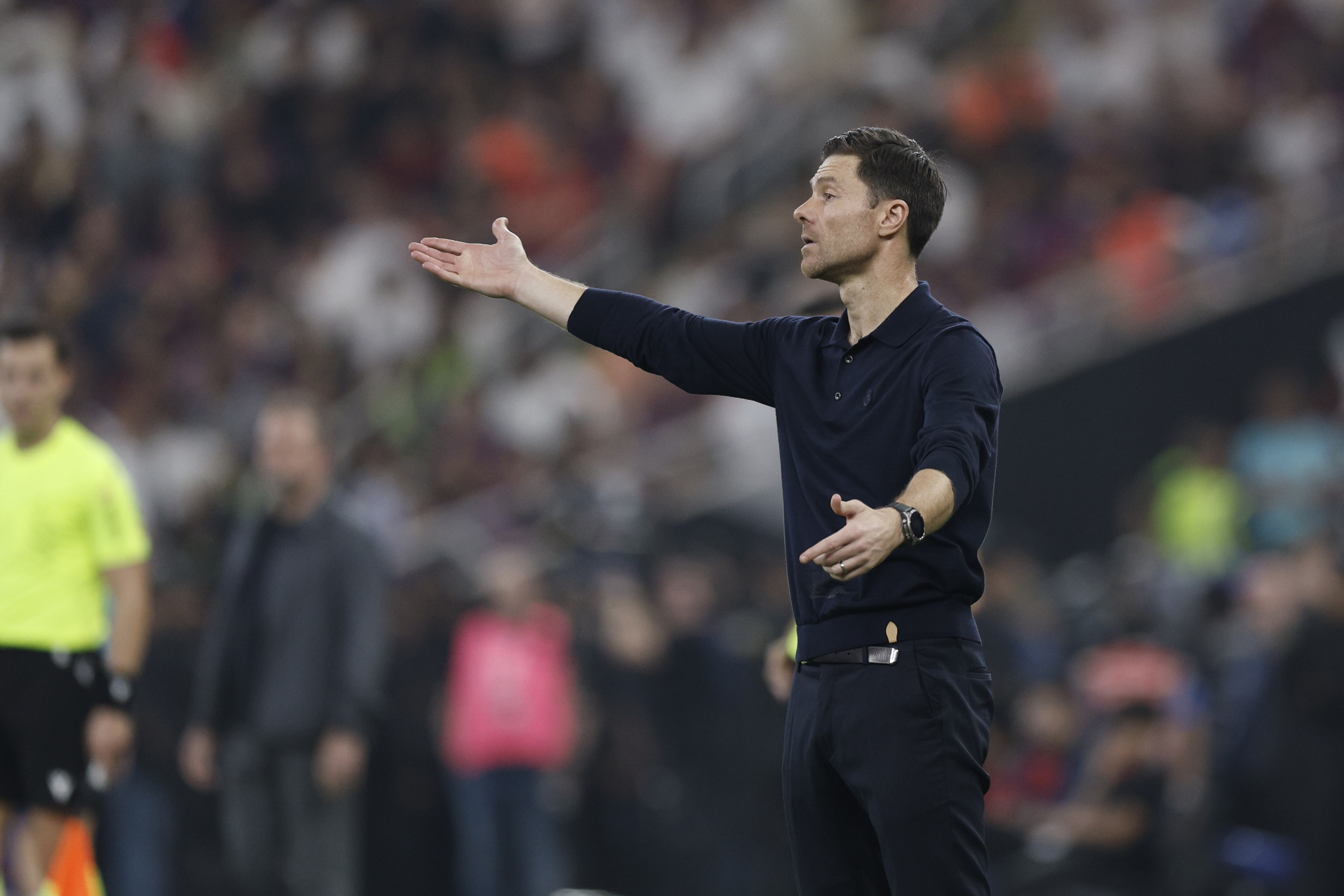 El entrenador del Real Madrid, Xabi Alonso, durante la final de la Supercopa de España entre el FC Barcelona y el Real Madrid, este domingo en el estadio Ciudad Deportiva del Rey Abdalá de Yeda, Arabia Saudita. (Foto Prensa Libre: EFE)'
