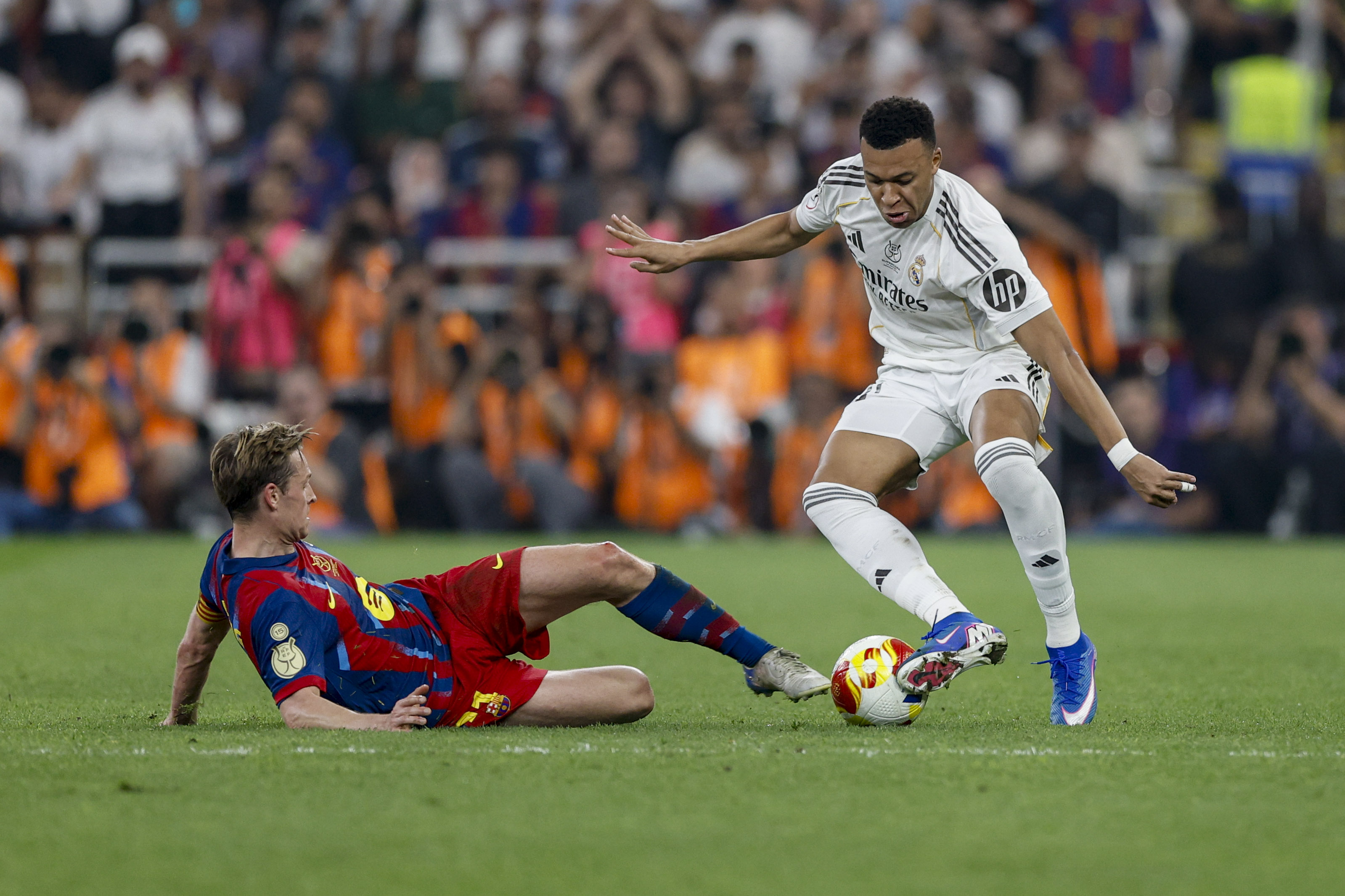 El centrocampista del FC Barcelona Frenkie de Jong disputa el balón con el delantero del Real Madrid Kylian Mbappé en la final de la Supercopa de España. (Foto Prensa Libre: EFE)'