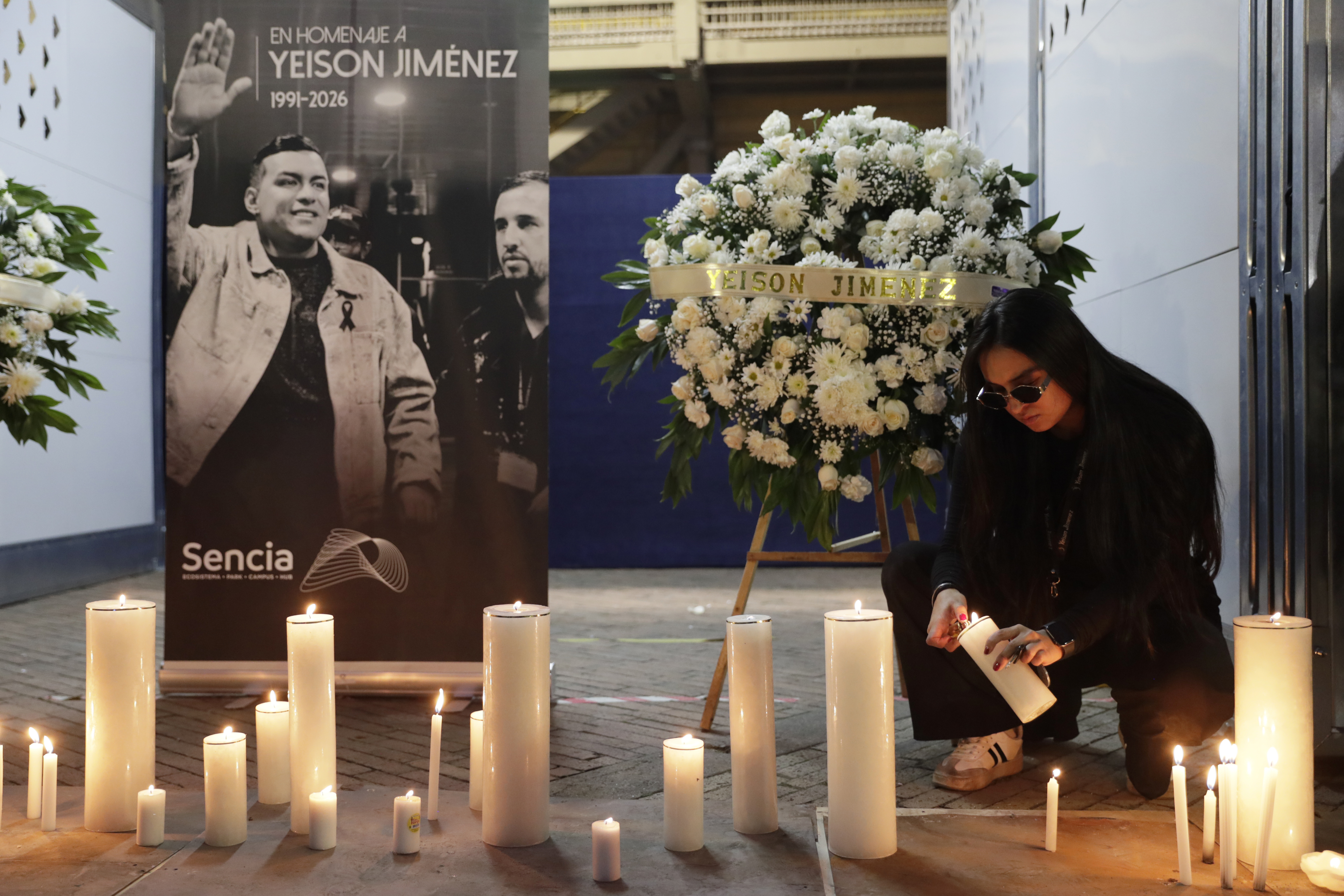 Miles de personas se reúnen en Bogotá para despedir con música y velas a Yeison Jiménez
