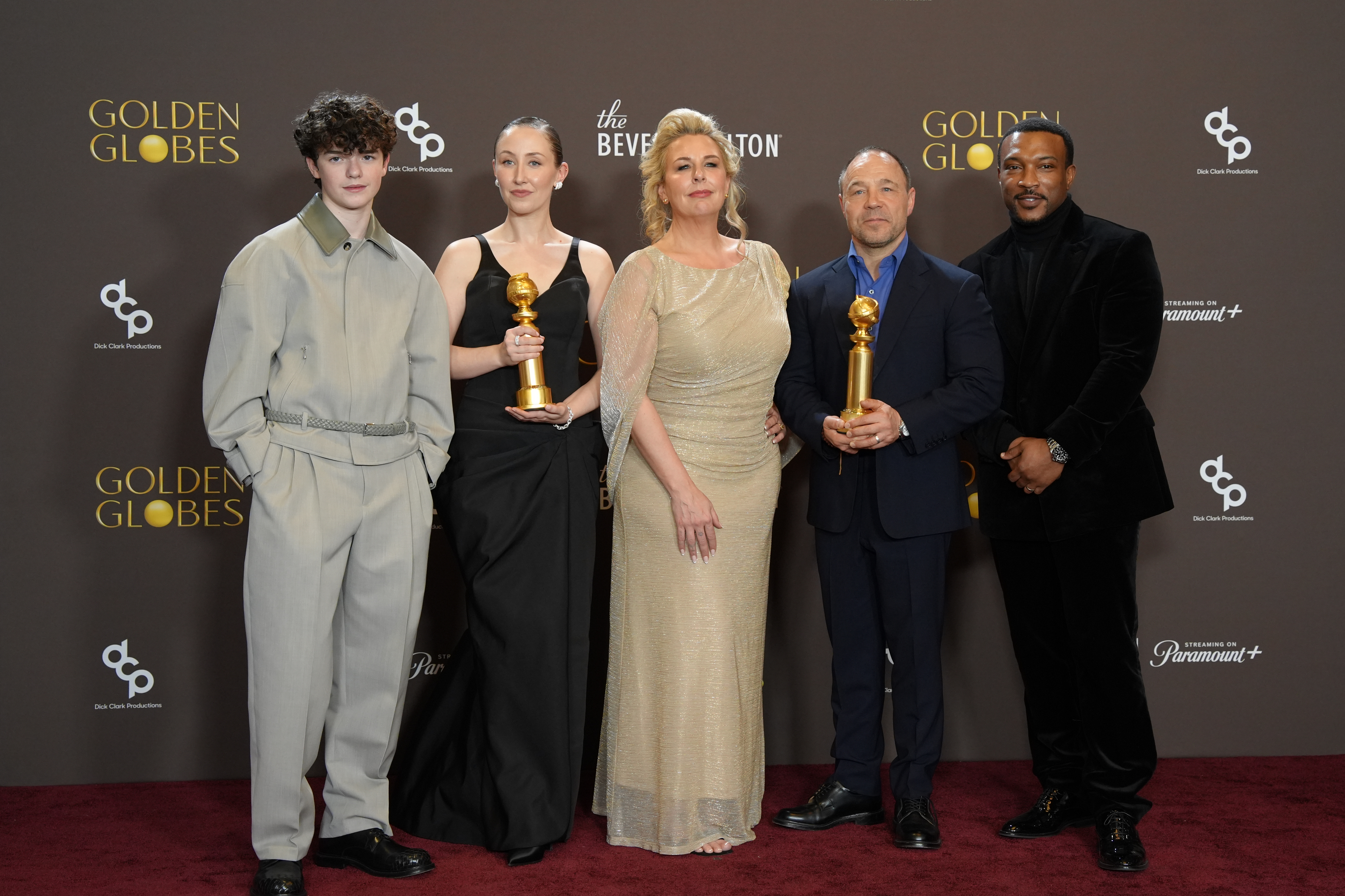 AME4464. LOS ÁNGELES (ESTADOS UNIDOS), 11/01/2026.- De izquierda a derecha: los actores británicos Owen Cooper, Erin Doherty, Hannah Walters, Stephen Graham y Ashley Walters posan con el premio a la Mejor Serie Limitada de Televisión, Serie de Antología o Película Hecha para Televisión por 'Adolescentes' en la ceremonia anual de los Globos de Oro este domingo, en el Hotel Beverly Hilton en Los Ángeles (Ca, EE.UU.). EFE/ Octavio Guzmán