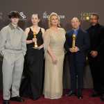 AME4464. LOS ÁNGELES (ESTADOS UNIDOS), 11/01/2026.- De izquierda a derecha: los actores británicos Owen Cooper, Erin Doherty, Hannah Walters, Stephen Graham y Ashley Walters posan con el premio a la Mejor Serie Limitada de Televisión, Serie de Antología o Película Hecha para Televisión por 'Adolescentes' en la ceremonia anual de los Globos de Oro este domingo, en el Hotel Beverly Hilton en Los Ángeles (Ca, EE.UU.). EFE/ Octavio Guzmán