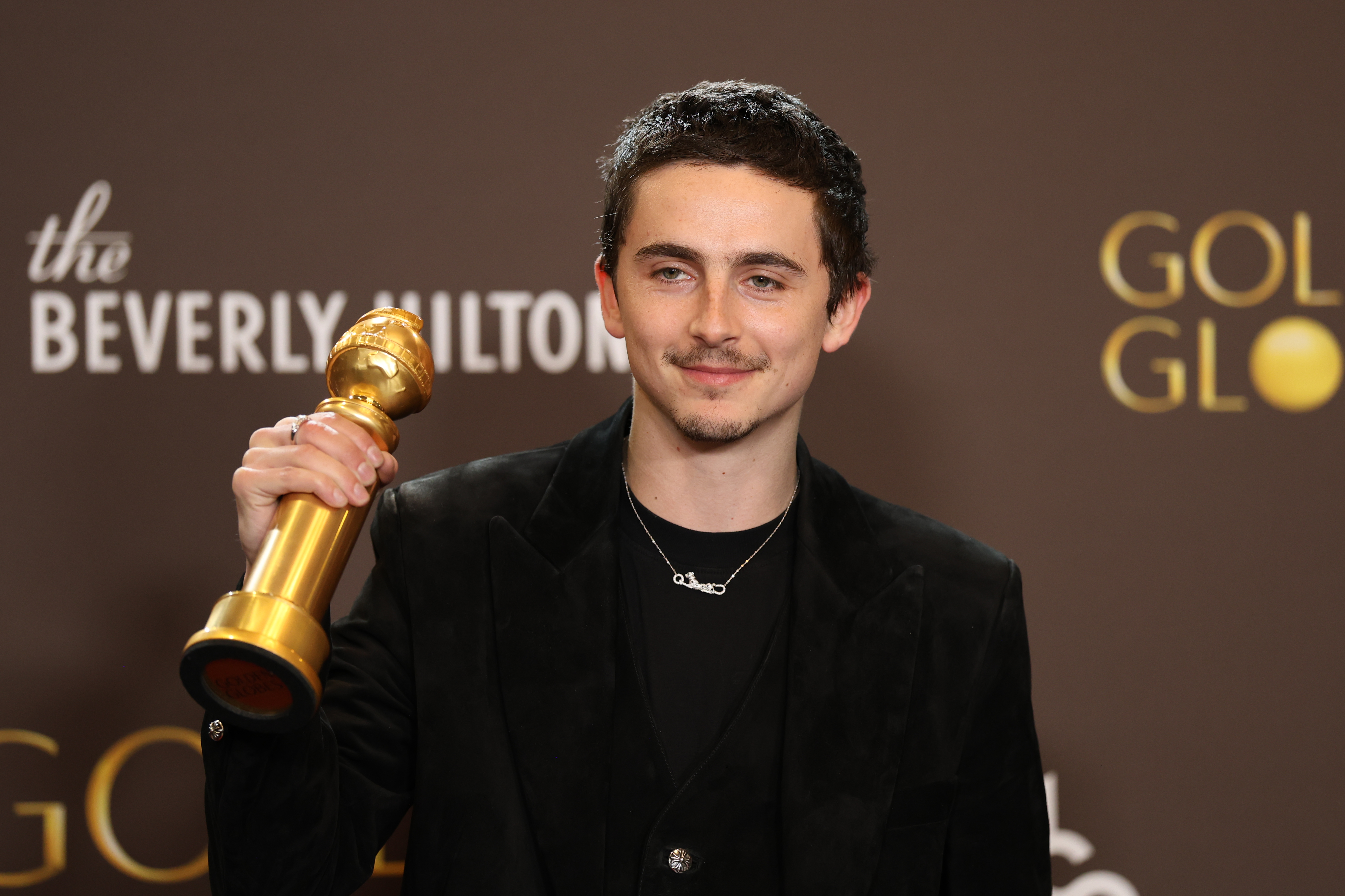 AME4464. LOS ÁNGELES (ESTADOS UNIDOS), 11/01/2026.- El actor francés Timothée Chalamet posa con el premio a la mejor interpretación masculina en una película musical o de comedia por 'Marty Supreme' en la ceremonia anual de los Globos de Oro este domingo, en el Hotel Beverly Hilton en Los Ángeles (Ca, EE.UU.). EFE/ Octavio Guzmán