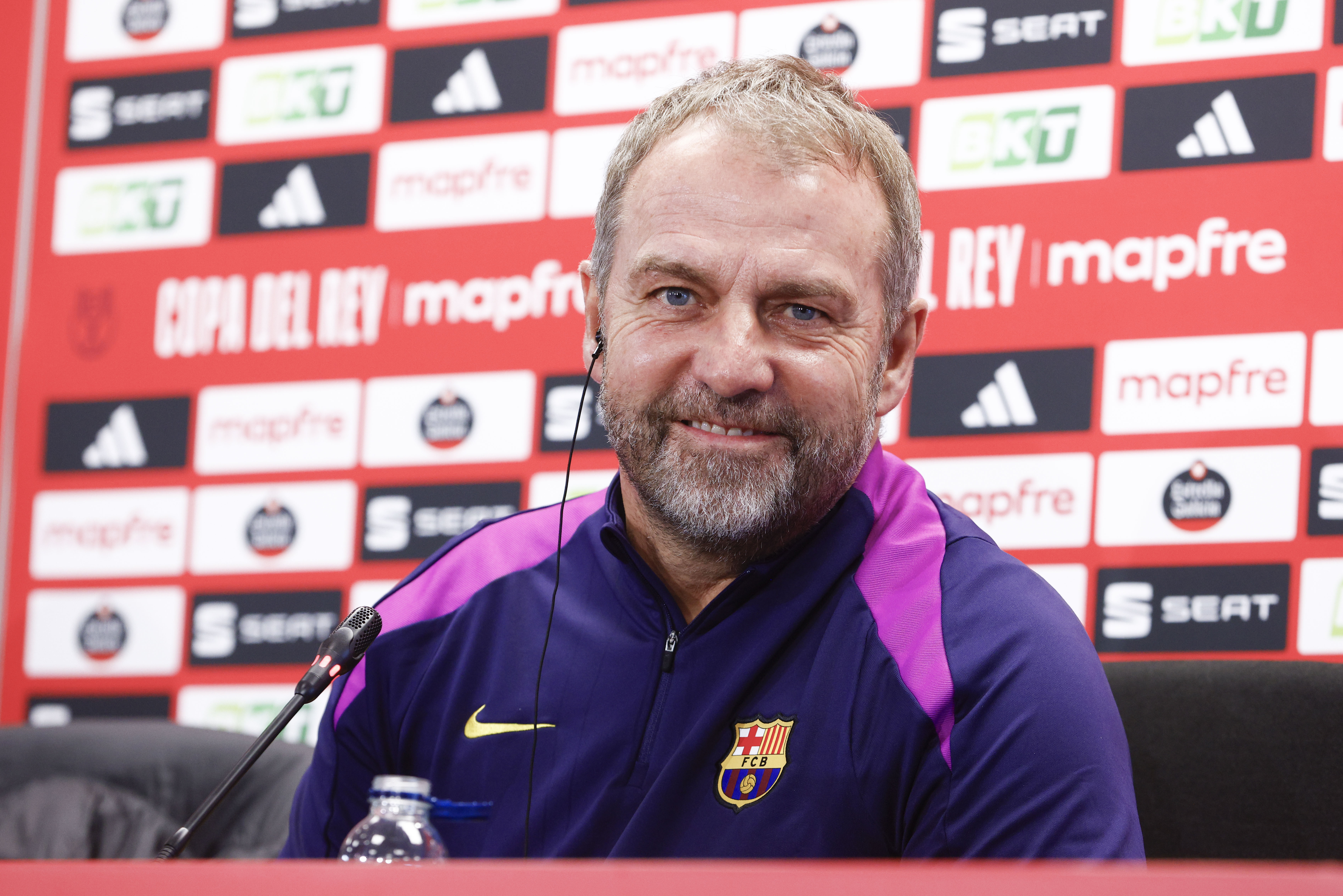 GRAFCAT6682 Sant Joan Despí (BARCELONA) 14/01/2026.- El entrenador del FC Barcelona Hansi Flick, durante rueda de prensa ofrecida tras el entrenamiento del primer equipo realizado hoy en la Ciudad Deportiva, previo al partido de octavos de final de la Copa del Rey contra el Racing de Santander. EFE/ Quique García