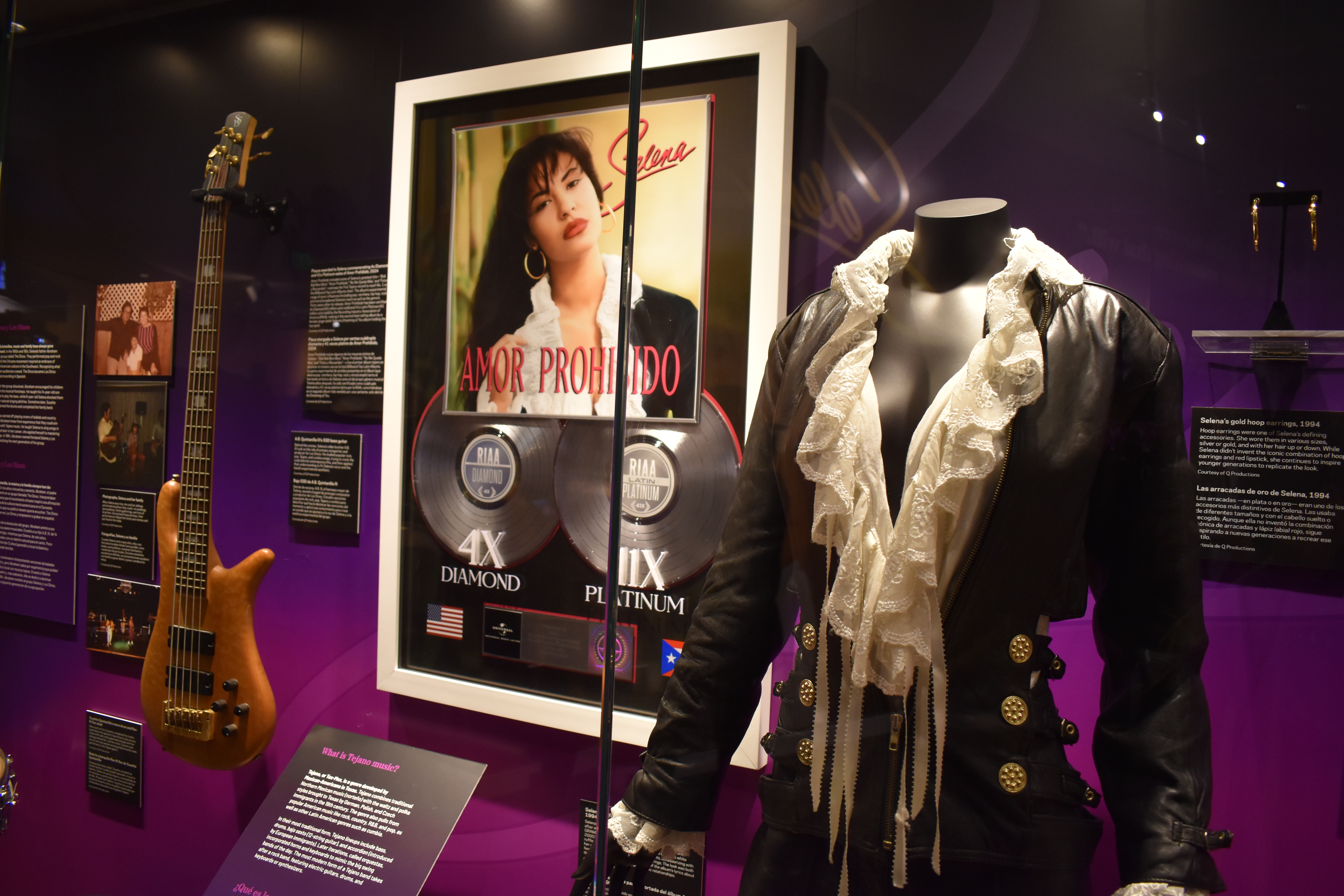USA7545. LOS ÁNGELES (CA, EEUU), 15/01/2026.- Fotografía que muestra un vestido e instrumentos pertenecientes a la difunta artista Selena Quintanilla durante la muestra titulada 'Selena From Texas to the World' este miércoles, en el Museo del Grammy de Los Ángeles, California (Estados Unidos). Atuendos, premios y recuerdos íntimos de Selena conforman la nueva exposición temporal dedicada a la reina del texmex, una muestra que, según su hermana Suzette, es profundamente personal y cobra un peso emocional mayor para la familia tras la reciente muerte de su padre. EFE/ Mónica Rubalcava