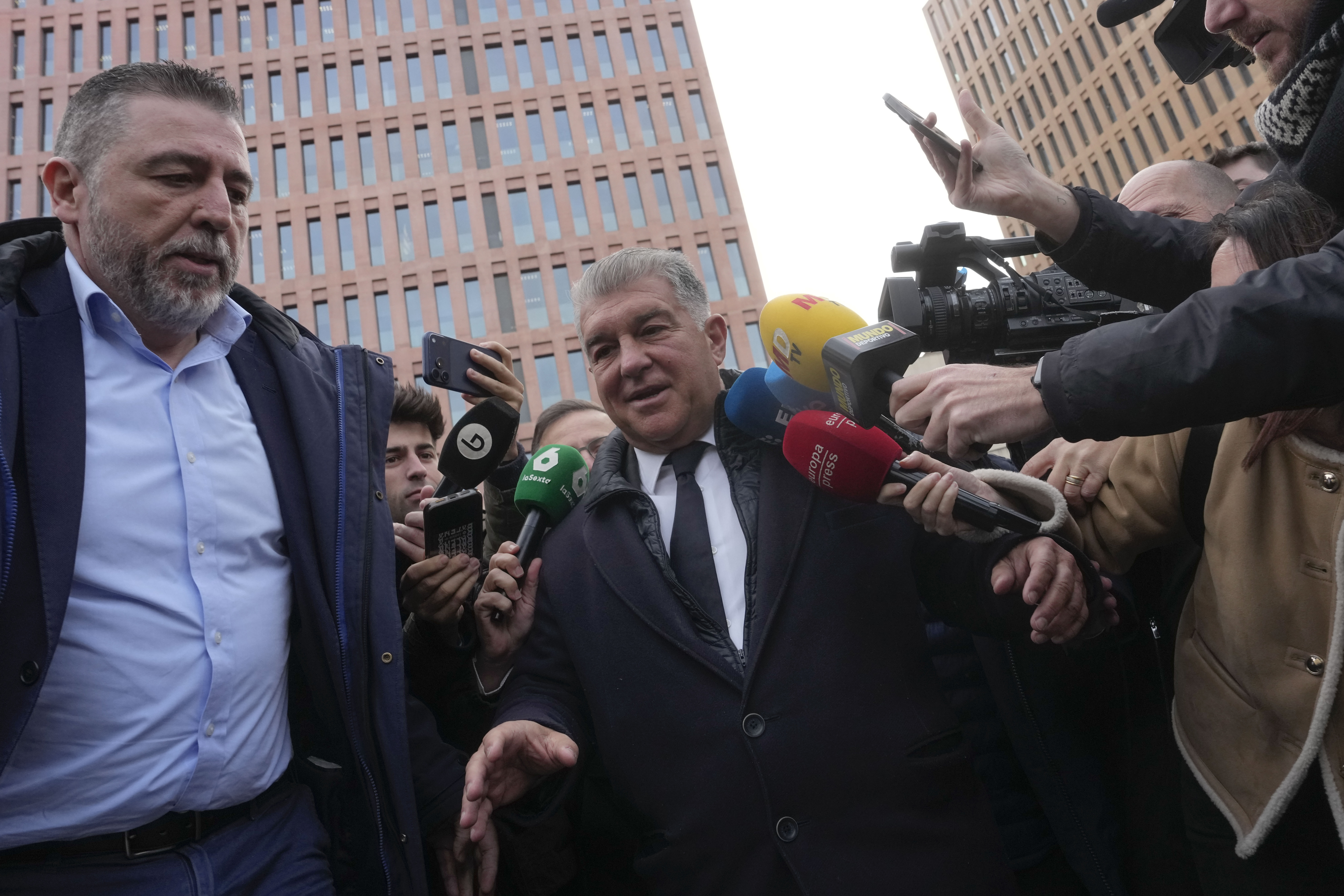 FOTODELDÍA GRAFCAT6756. L'HOSPITATELT DE LLOBREGAT (BARCELONA) (ESPAÑA), 16/01/2026.- El presidente del FC Barcelona, Joan Laporta , a su salida de la Ciutat de la Justicia donde ha declarado con el vicepresidente Rafael Yuste como investigado por una presunta estafa de 91.500 euros a una mujer que invirtió en sus sociedades, en 2016.EFE/ Enric Fontcuberta
