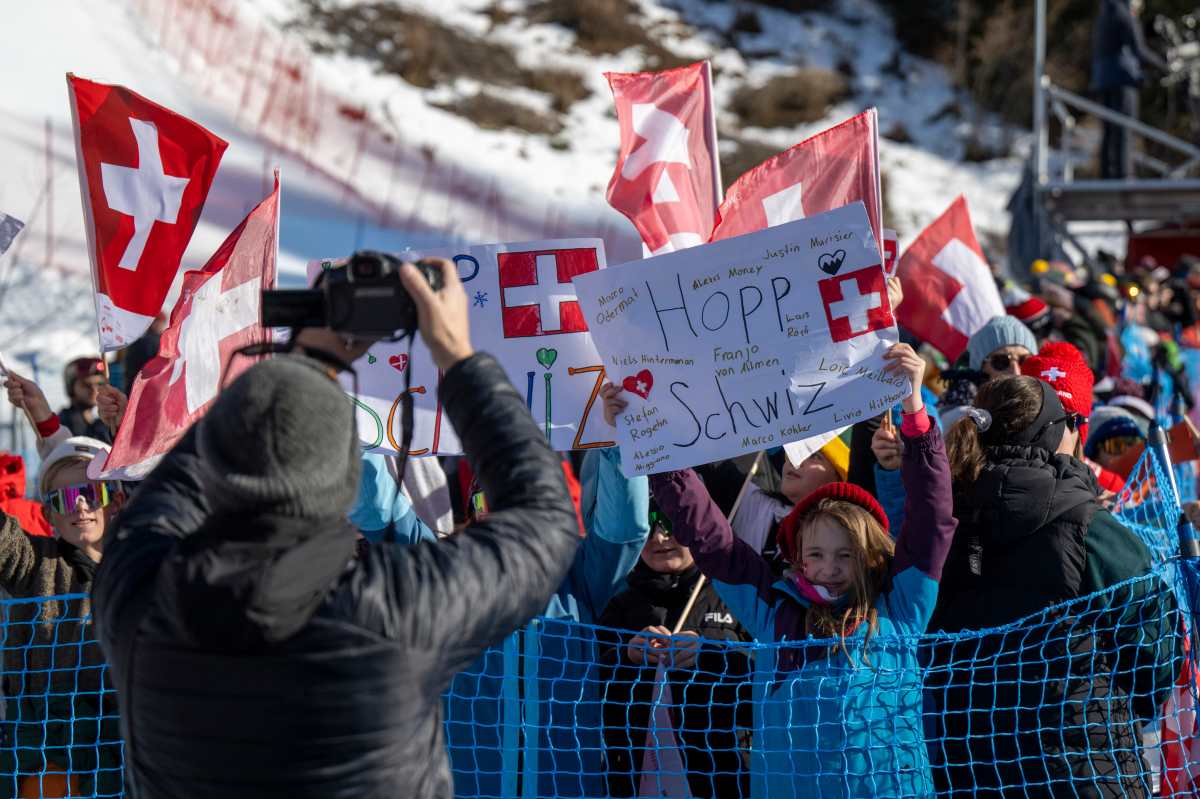 WENGEN (Switzerland), 16/01/2026.- Spectators in the finish area during the men's Super-G race at the FIS Alpine Skiing World Cup event in Wengen, Switzerland, 16 January 2026. (Suiza) EFE/EPA/PETER SCHNEIDER