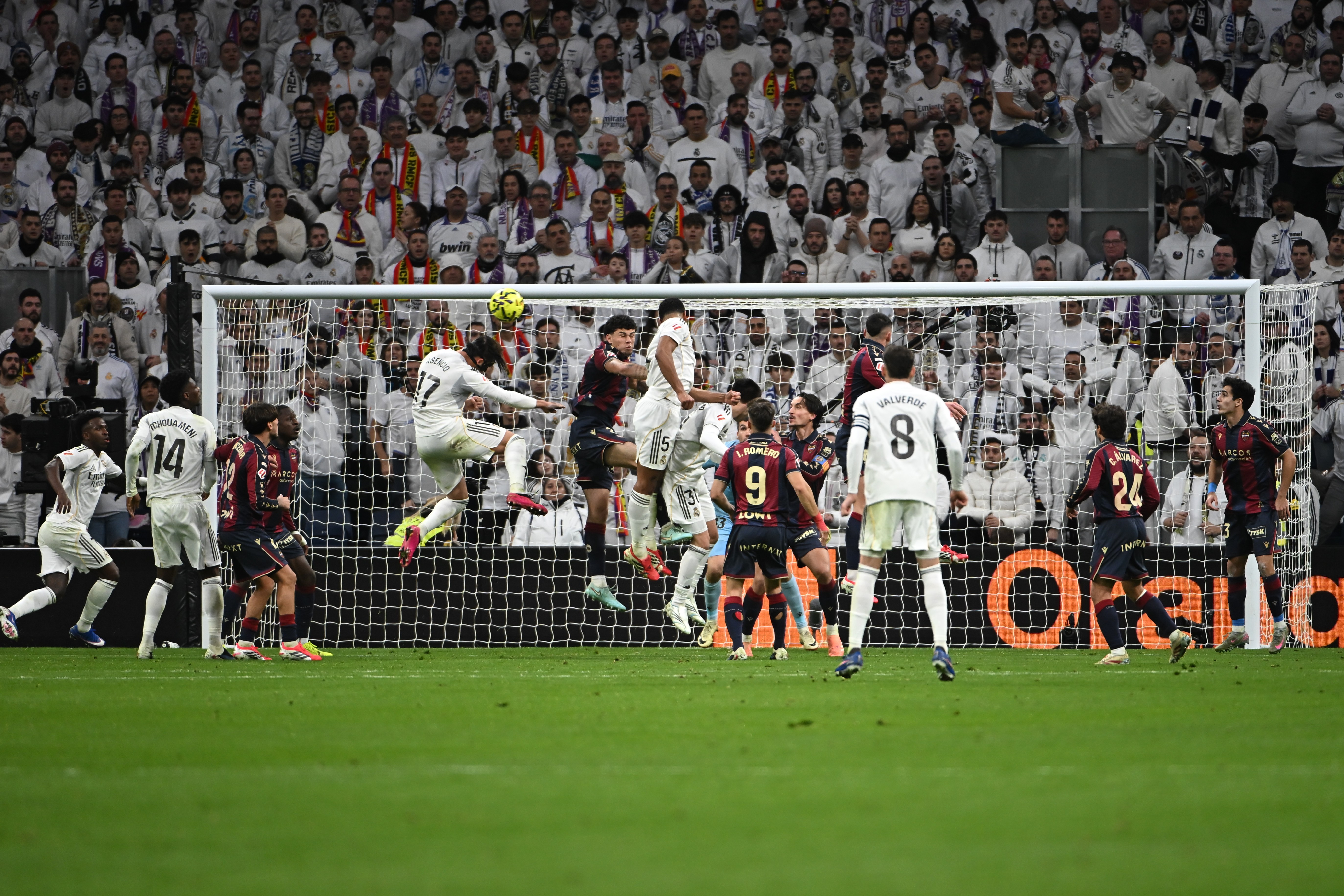 Real Madrid vence al Levante en medio de la tensión y la protesta del ...