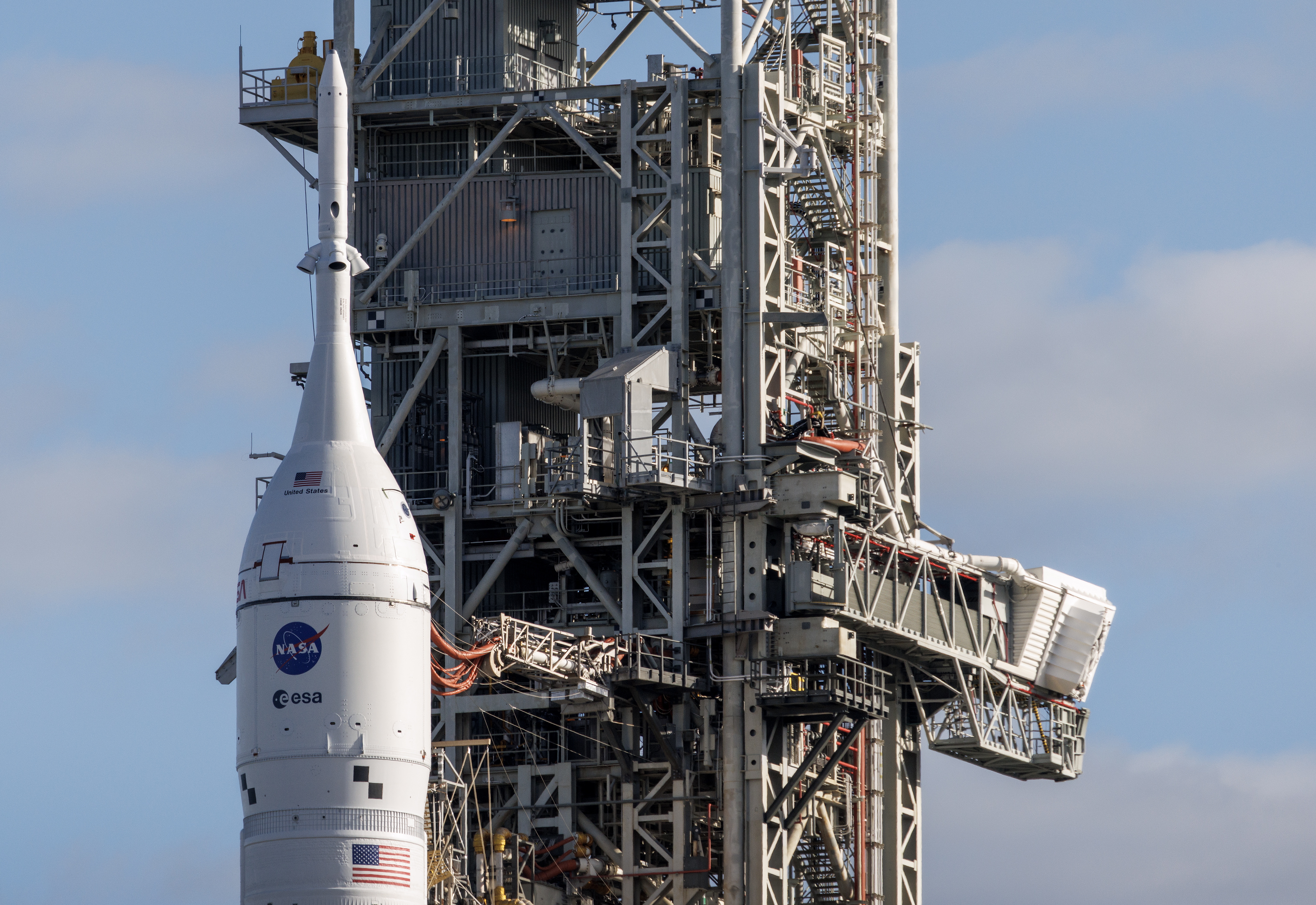 TITUSVILLE (United States), 17/01/2026.- The SLS rocket with an Orion capsule, part of the Artemis 2 mission, is being transported from the NASA's Vehicle Assembly Building to pad 39B at Kennedy Space Center in Titusville, Florida, USA, 17 August 2026. According to NASA, Artemis 2 is a crewed lunar flyby mission, the second in NASA's Artemis program, and the first human mission beyond low Earth orbit since 1972, testing spacecraft systems ahead of future Moon landings. EFE/EPA/CRISTOBAL HERRERA-ULASHKEVICH