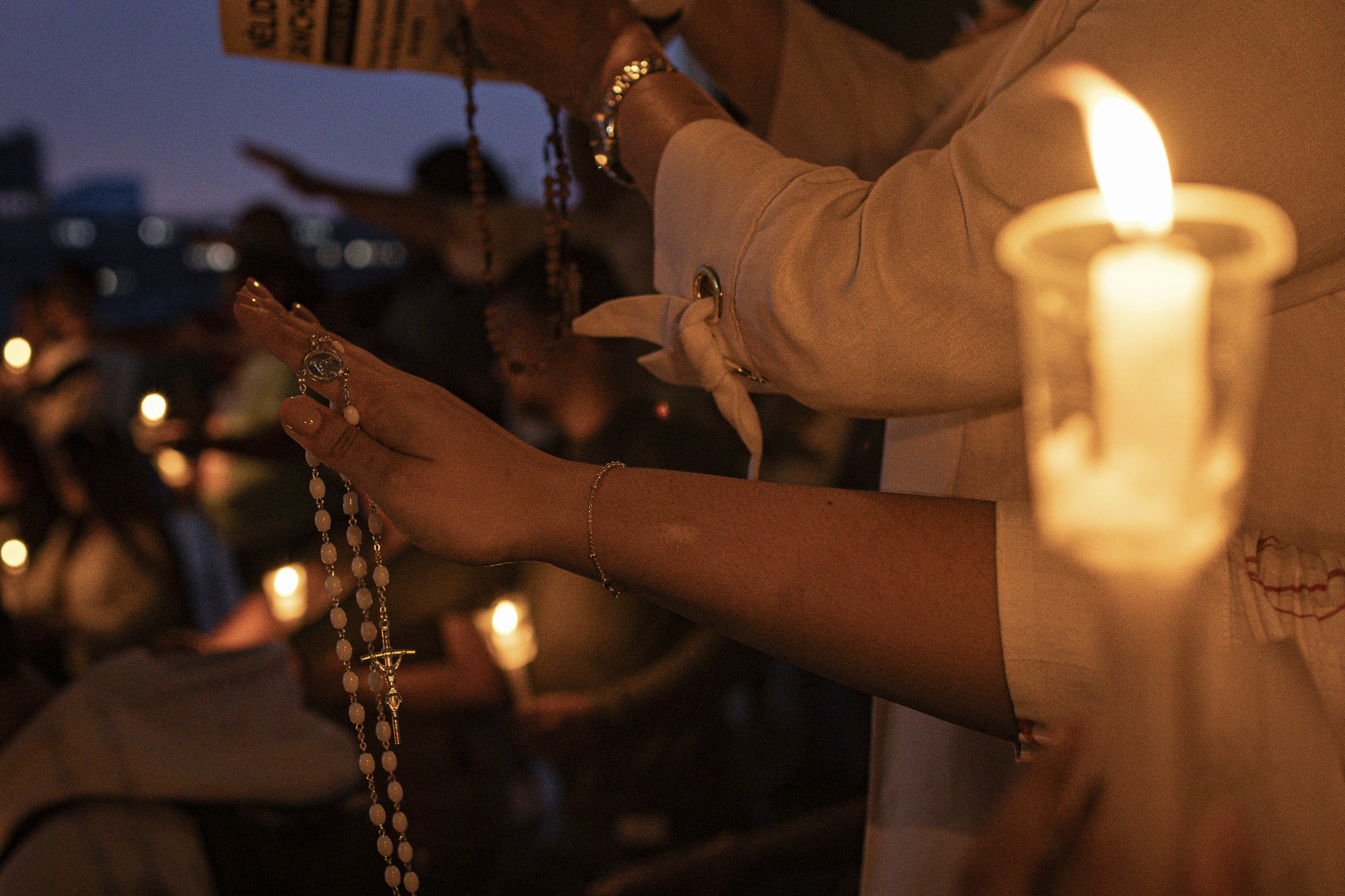 AME6007. MARACAIBO (VENEZUELA), 16/01/2026.- Fotografía que muestra a personas con velas encendidas durante una jornada de oración este viernes, en Maracaibo (Venezuela). La dirigencia estudiantil de la Universidad del Zulia (LUZ), la principal casa de estudios del occidente de Venezuela, exigió la liberación de los presos políticos, entre los que se incluyen dos profesores de esa institución. EFE/ Henry Chirinos