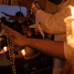 AME6007. MARACAIBO (VENEZUELA), 16/01/2026.- Fotografía que muestra a personas con velas encendidas durante una jornada de oración este viernes, en Maracaibo (Venezuela). La dirigencia estudiantil de la Universidad del Zulia (LUZ), la principal casa de estudios del occidente de Venezuela, exigió la liberación de los presos políticos, entre los que se incluyen dos profesores de esa institución. EFE/ Henry Chirinos