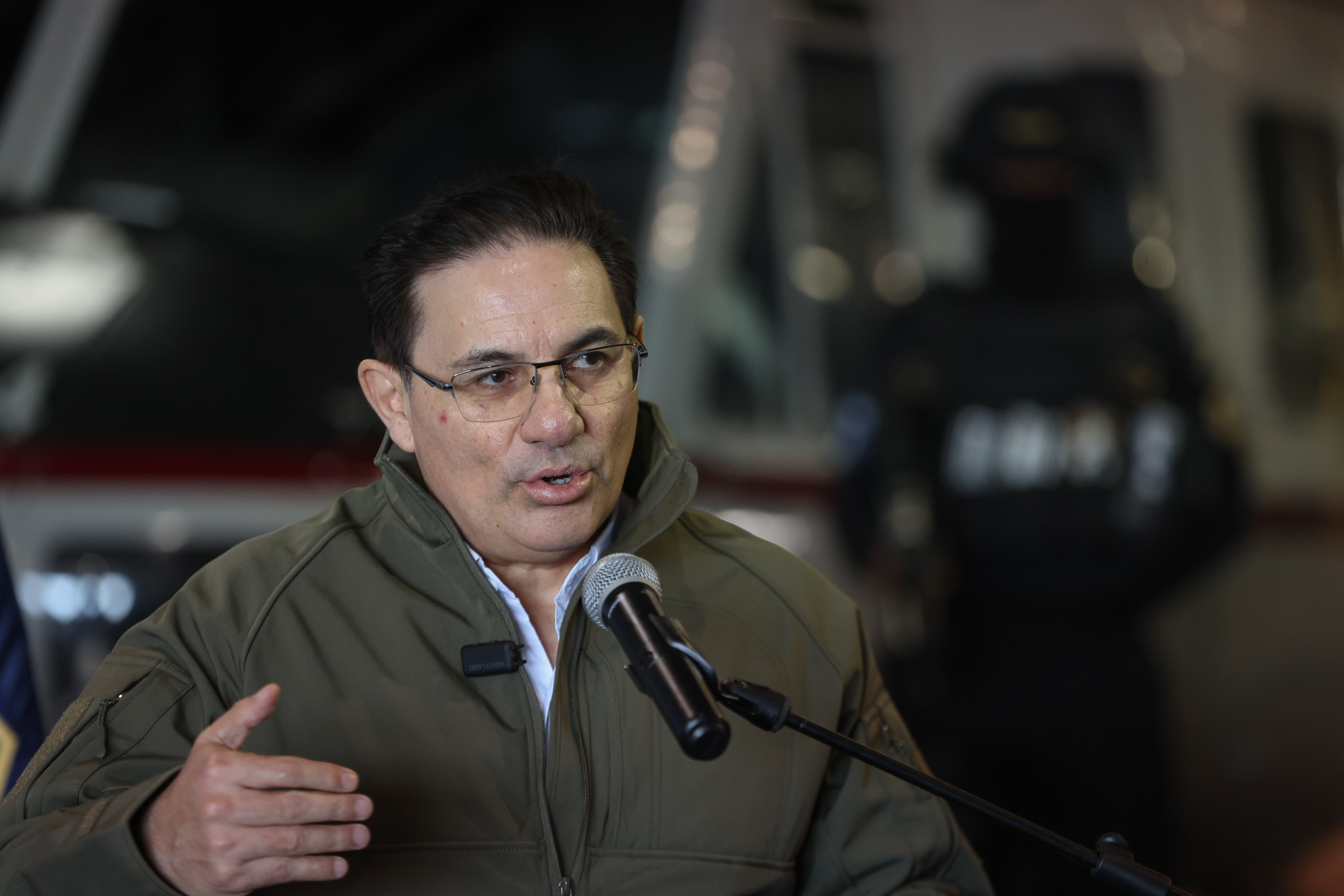AME6145. CIUDAD DE GUATEMALA (GUATEMALA), 17/01/2026.- El ministro de Gobernación (Interior), Marco Antonio Villeda, habla durante una rueda de prensa este sábado, en Ciudad de Guatemala (Guatemala). El Gobierno de Guatemala afirmó que "no pactará" con los líderes de la pandilla Barrio 18 que protagonizan motines simultáneos en tres cárceles del país, donde mantienen retenidos a 46 empleados del Sistema Penitenciario como medida de presión para recuperar sus privilegios. EFE/ Mariano Macz