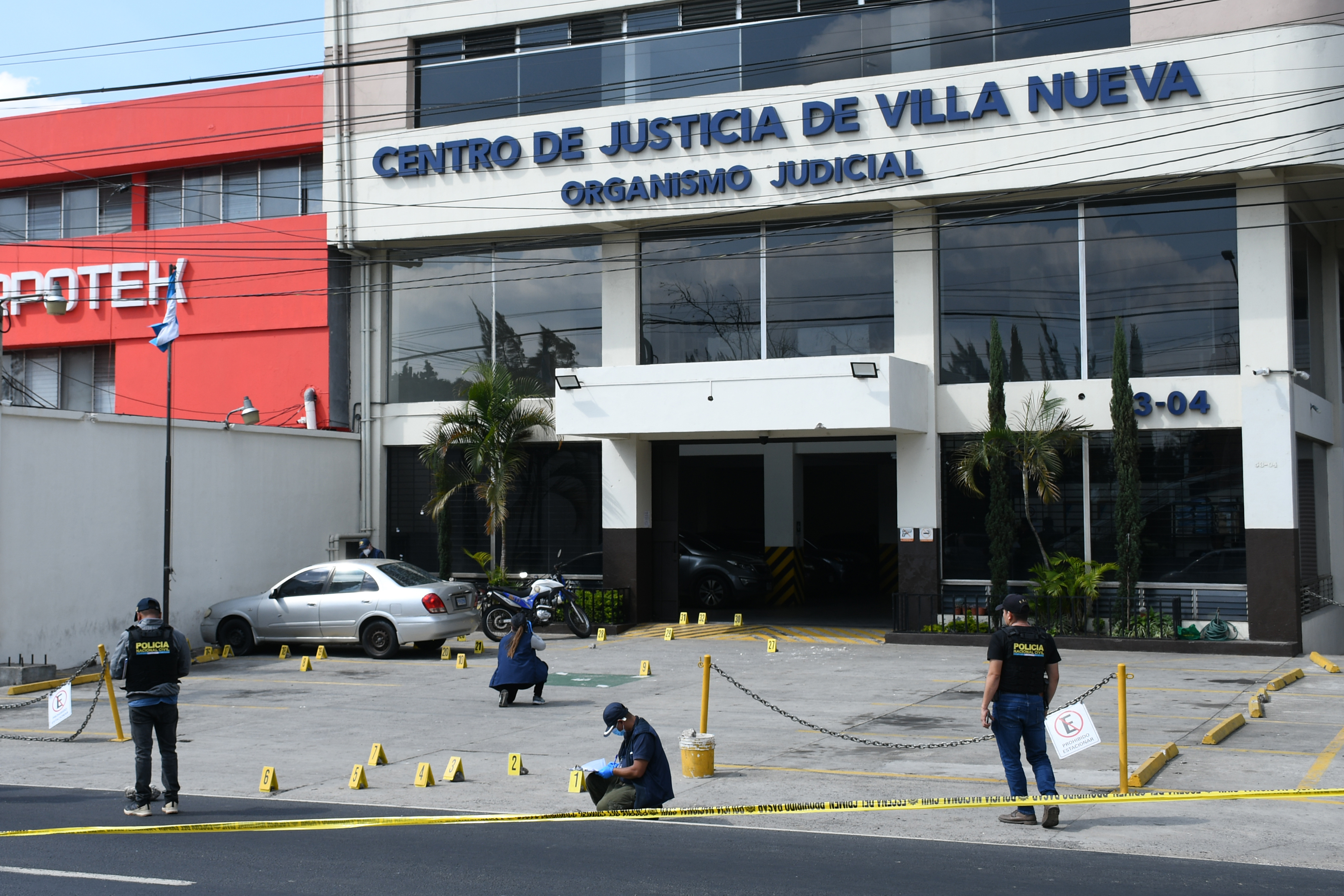 Integrantes de la Policía Nacional Civil (PNC)  fueron atacados por pandilleros en distintos hechos coordinados y ejecutados tras motines en cárceles de Guatemala. (Foto Prensa Libre: EFE)