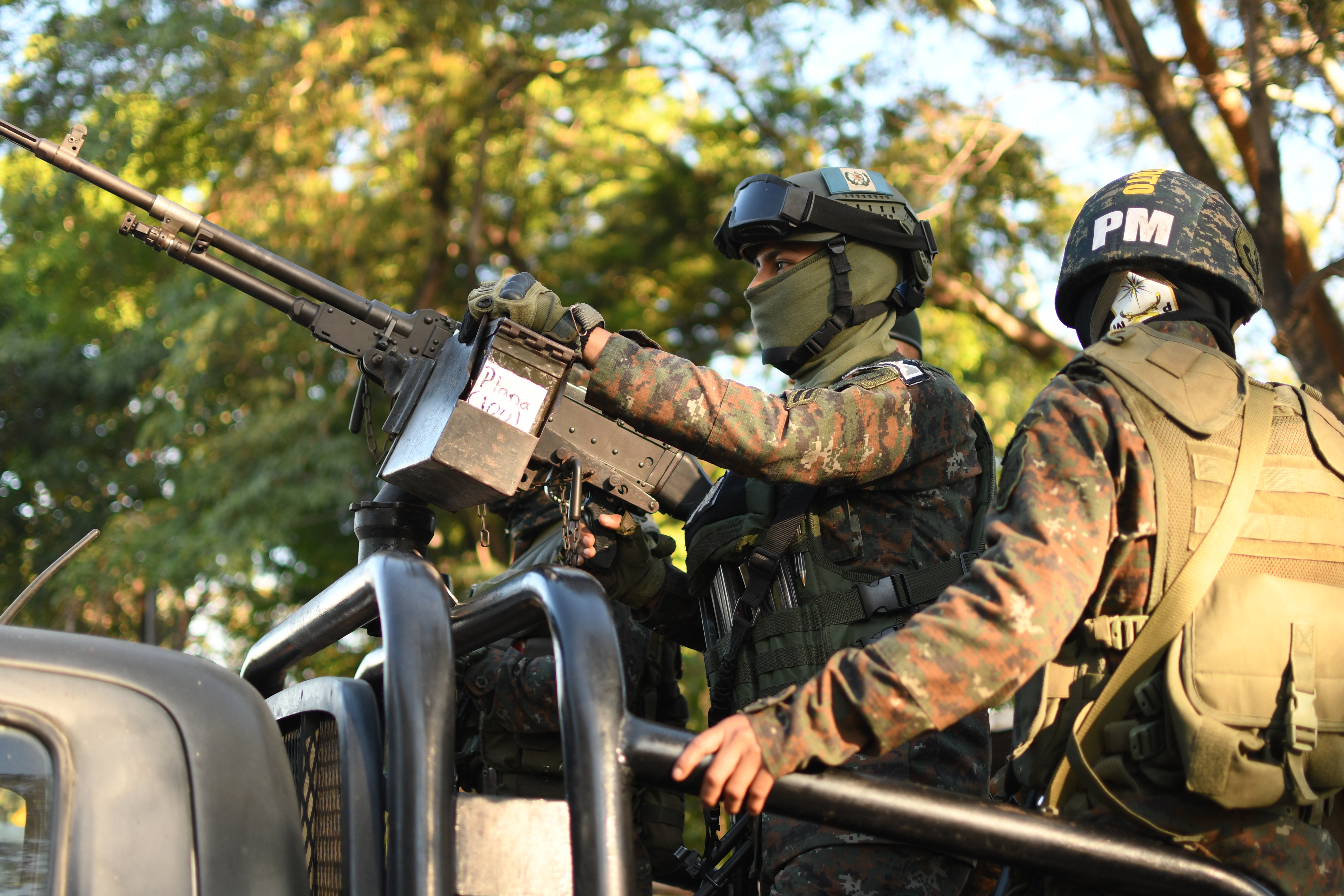 AME6411. ESCUINTLA (GUATEMALA), 18/01/2026.- Integrantes de las Fuerzas Especiales y del Ejército participan en el operativo para tomar el control de la cárcel de máxima seguridad denominada 'Renovación I' este domingo, en Escuintla (Guatemala). Las fuerzas de seguridad de Guatemala retomaron el control de la cárcel 'Renovación I', en el sur del país, tras un motín registrado el sábado. EFE/ Alex Cruz