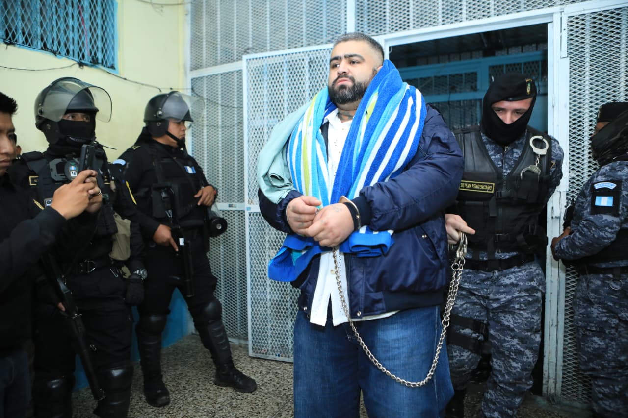 Traslado de Aldo Dupie Ochoa Mejía, alias “El Lobo”, líder del Barrio 18, al Centro de Detención de Máxima Seguridad Renovación 1 en Ciudad de Guatemala.