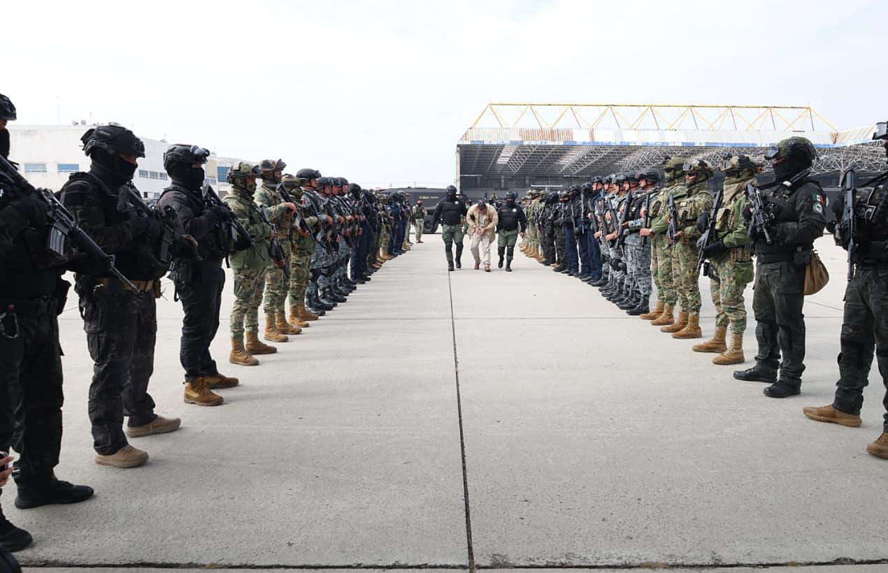 MEX3019. CIUDAD DE MÉXICO (MÉXICO), 20/01/2026.- Combo de fotografías cedidas por la Secretaria de Seguridad y Protección Ciudadana, que muestra el operativo del traslado de 37 presos desde la Ciudad de México (México). México anunció el traslado a Estados Unidos de 37 presos de distintos centros penitenciarios del país considerados "una amenaza real para la seguridad" y que eran requeridos por vínculos con organizaciones criminales, la tercera entrega de este tipo bajo el gobierno de la presidenta, Claudia Sheinbaum. EFE/ Secretaria de Seguridad y Protección Ciudadana /SOLO USO EDITORIAL/NO VENTAS/SOLO DISPONIBLE PARA ILUSTRAR LA NOTICIA QUE ACOMPAÑA (CRÉDITO OBLIGATORIO)