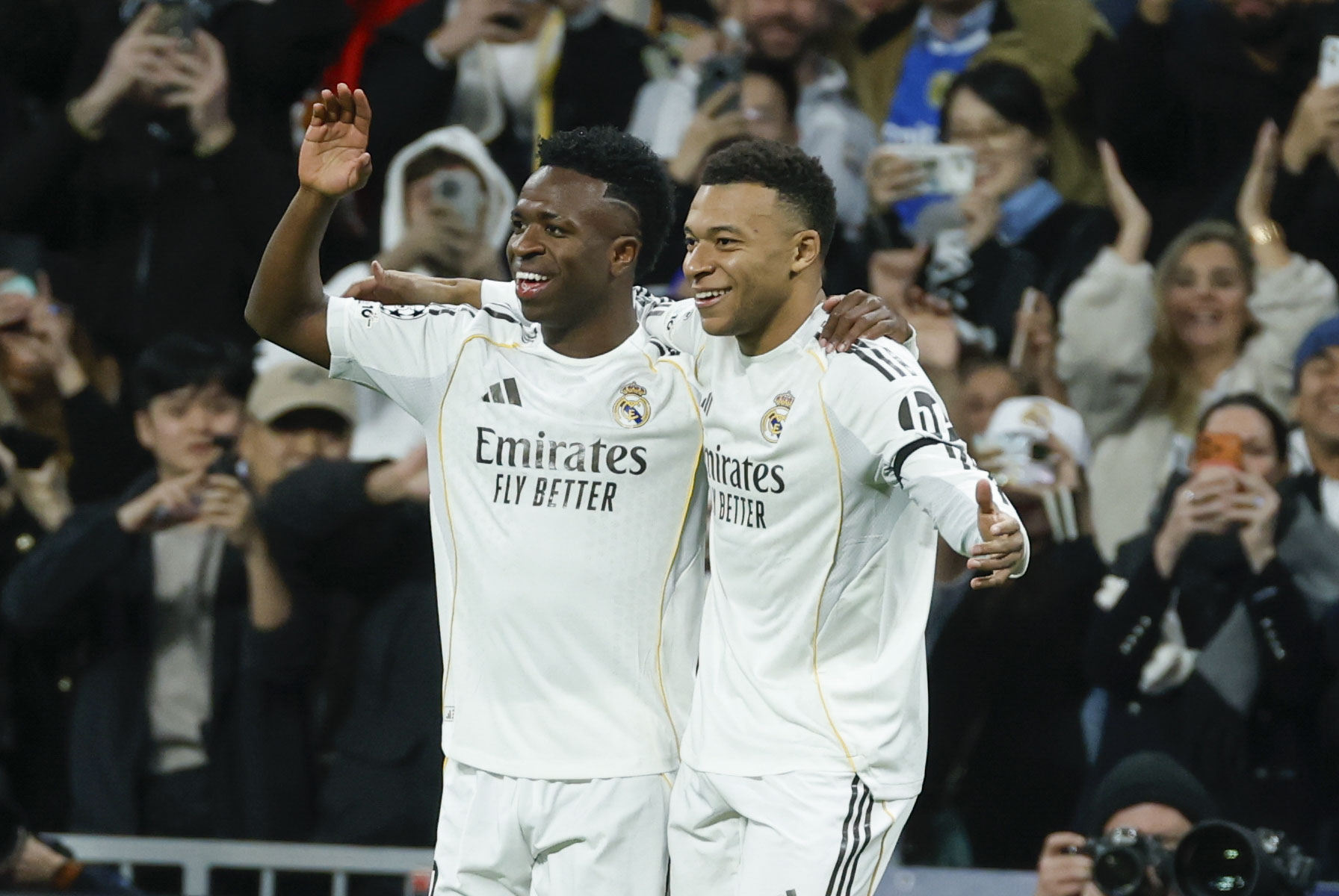 MADRID, 20/01/2026.- Los jugadores del Real Madrid, el francés Kylian Mbappé (d) y el brasileño Vinicius Jr., celebran el primer gol del equipo madridista durante el encuentro correspondiente a la Liga de Campeones que disputan hoy martes Real Madrid y el AS Mónaco, en el estadio Santiago Bernabéu en Madrid. EFE/Juanjo Martín