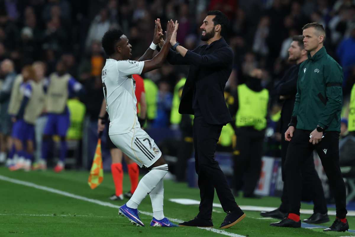 MADRID, 20/01/2026.- El técnico del Real Madrid, Álvaro Arbeloa y el jugador del equipo blanco, Vinicius Junior, celebran el quinto gol del equipo madridista durante el encuentro correspondiente a la Liga de Campeones UEFA que disputan hoy martes el Real Madrid y el AS Mónaco, en el estadio Santiago Bernabéu en Madrid. EFE/ Kiko Huesca.