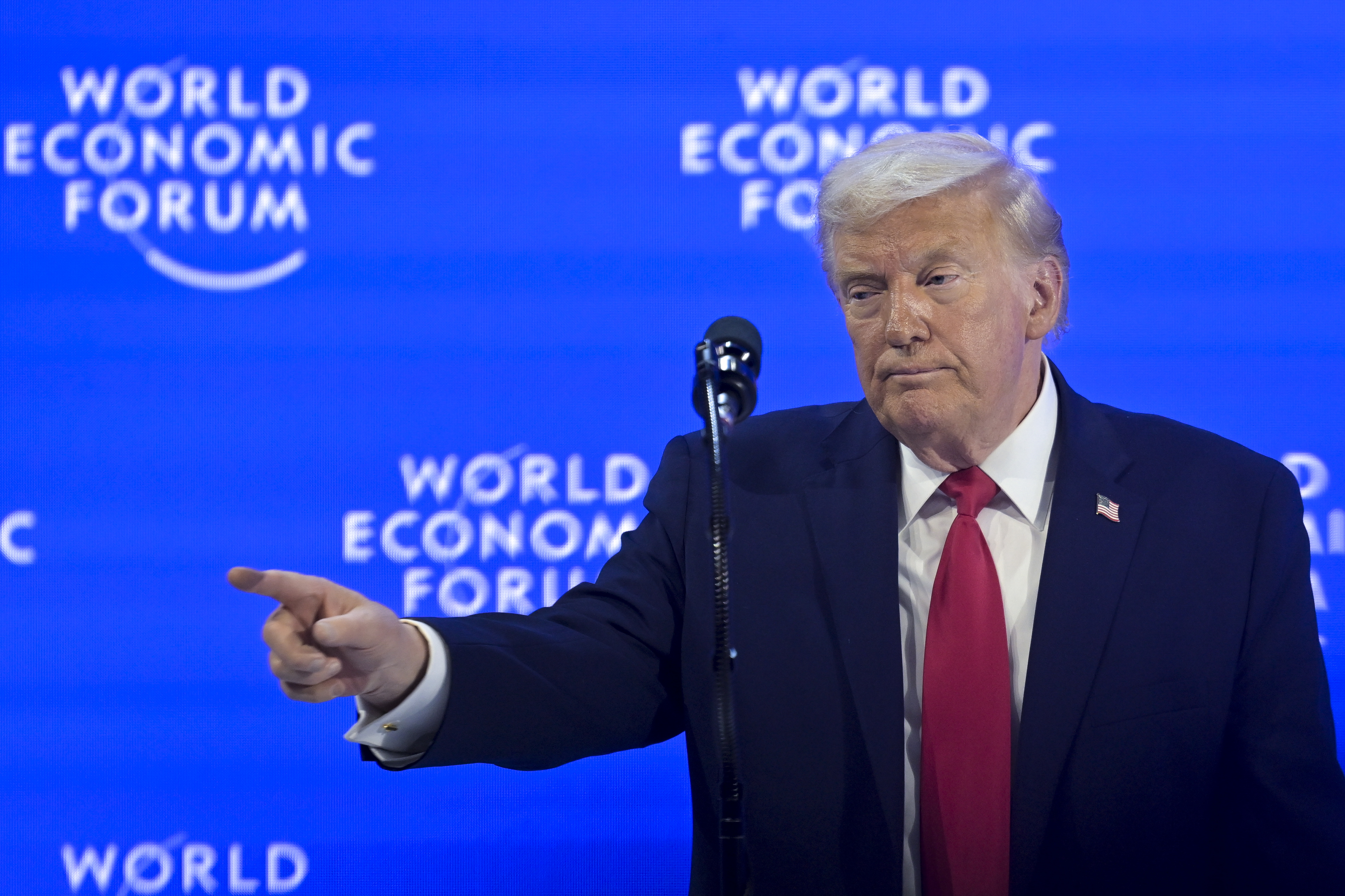 ¿Un nuevo moretón? Qué le pasó en la mano a Donald Trump durante su estadía en Davos