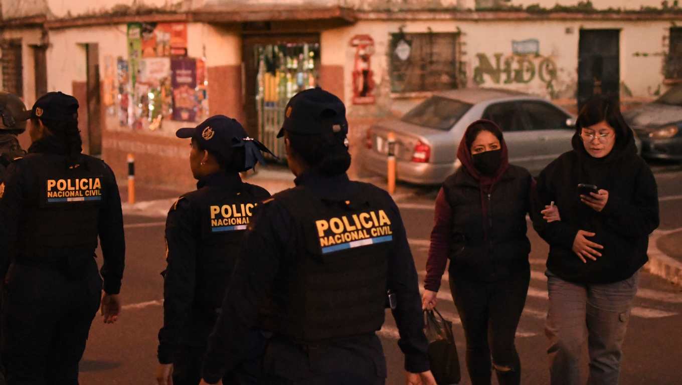 ACOMPAÑA CRÓNICA: GUATEMALA VIOLENCIA AME7697. CIUDAD DE GUATEMALA (GUATEMALA), 23/01/2026.- Integrantes de la Policía Nacional Civil (PNC) custodian una calle en el barrio El Gallito este jueves, en Ciudad de Guatemala (Guatemala). Al barrio El Gallito, situado a dos kilómetros del centro de la Ciudad de Guatemala, se puede entrar con el permiso de las estructuras criminales que dominan el área o con las fuerzas de seguridad, de lo contrario, te arriesgas a no salir con vida, como le sucedió hace tres días a dos jóvenes tiroteados. EFE/ Alex Cruz