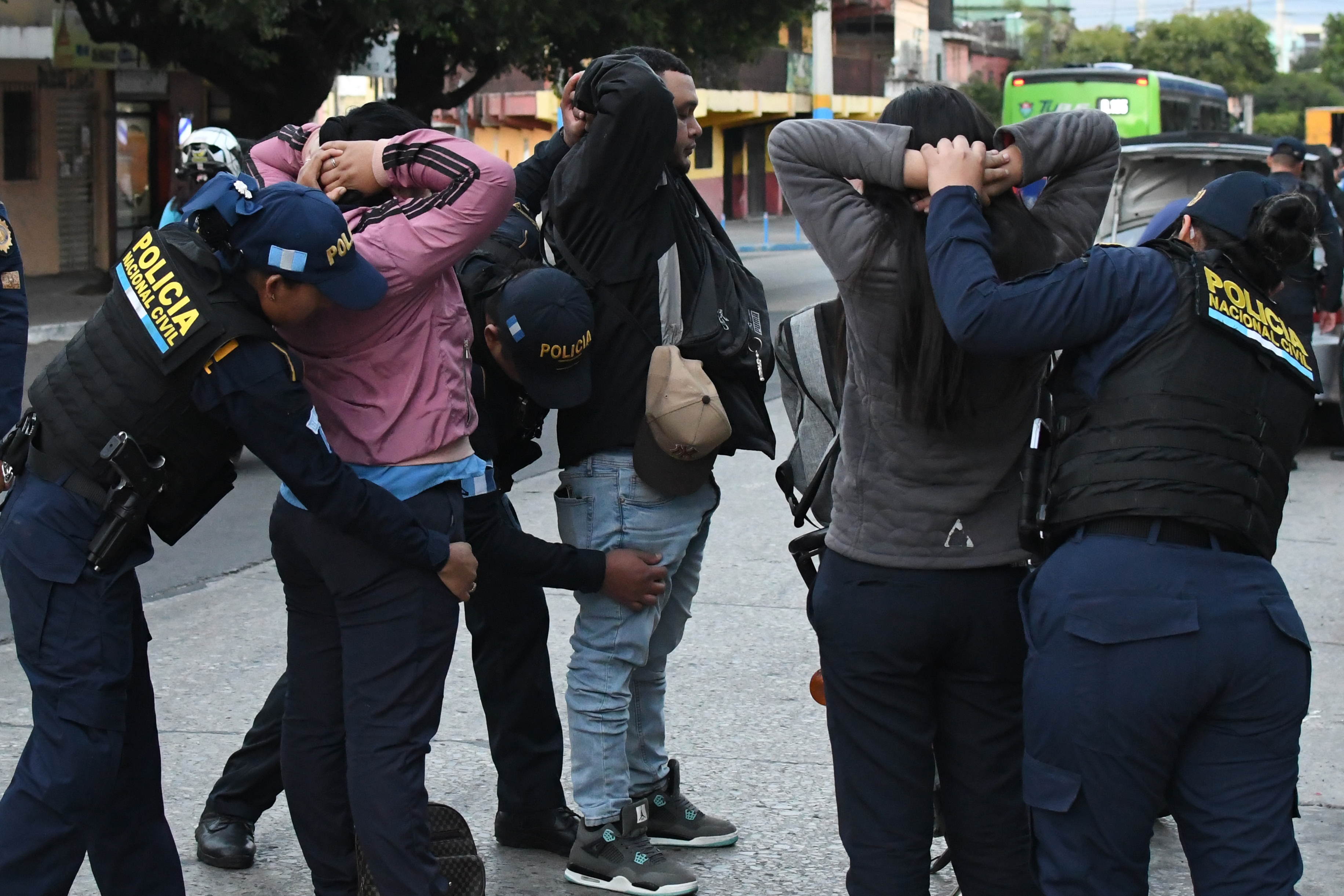AME7682. CIUDAD DE GUATEMALA (GUATEMALA), 23/01/2026.- Integrantes de la Policía Nacional Civil (PNC) y del Ejército de Guatemala participan en un operativo en el barrio El Gallito este jueves, en Ciudad de Guatemala (Guatemala). Al barrio El Gallito, situado a dos kilómetros del centro de la Ciudad de Guatemala, se puede entrar con el permiso de las estructuras criminales que dominan el área o con las fuerzas de seguridad, de lo contrario, te arriesgas a no salir con vida, como le sucedió hace tres días a dos jóvenes tiroteados. EFE/ Alex Cruz