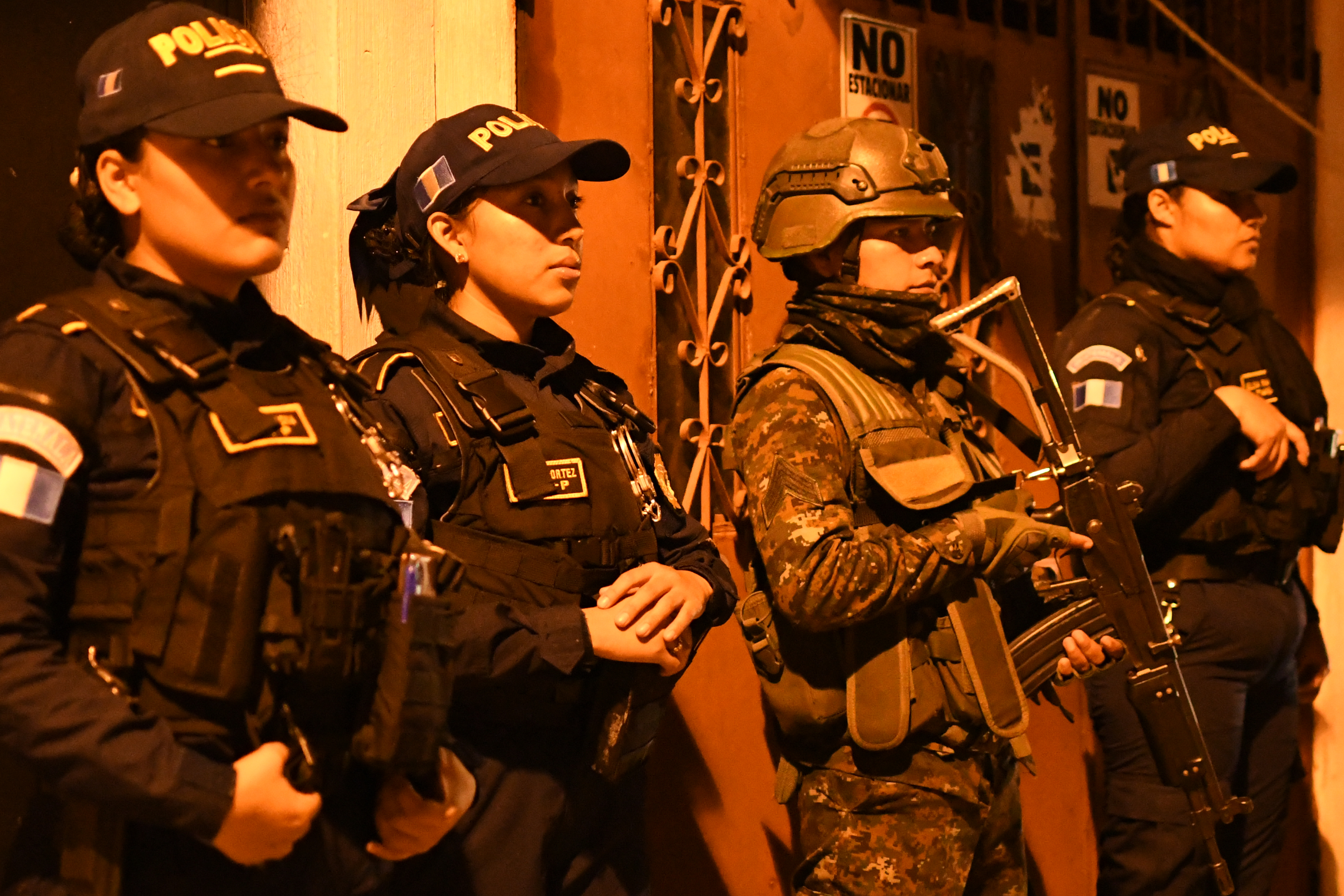 ACOMPAÑA CRÓNICA: GUATEMALA VIOLENCIA AME7683. CIUDAD DE GUATEMALA (GUATEMALA), 23/01/2026.- Integrantes de la Policía Nacional Civil (PNC) y del Ejército de Guatemala participan en un operativo en el barrio El Gallito este jueves, en Ciudad de Guatemala (Guatemala). Al barrio El Gallito, situado a dos kilómetros del centro de la Ciudad de Guatemala, se puede entrar con el permiso de las estructuras criminales que dominan el área o con las fuerzas de seguridad, de lo contrario, te arriesgas a no salir con vida, como le sucedió hace tres días a dos jóvenes tiroteados. EFE/ Alex Cruz