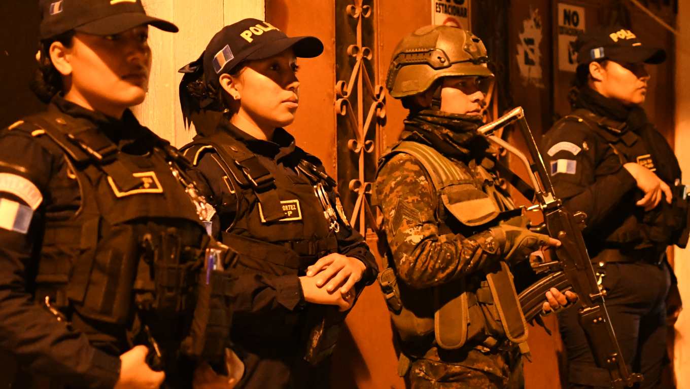ACOMPAÑA CRÓNICA: GUATEMALA VIOLENCIA AME7683. CIUDAD DE GUATEMALA (GUATEMALA), 23/01/2026.- Integrantes de la Policía Nacional Civil (PNC) y del Ejército de Guatemala participan en un operativo en el barrio El Gallito este jueves, en Ciudad de Guatemala (Guatemala). Al barrio El Gallito, situado a dos kilómetros del centro de la Ciudad de Guatemala, se puede entrar con el permiso de las estructuras criminales que dominan el área o con las fuerzas de seguridad, de lo contrario, te arriesgas a no salir con vida, como le sucedió hace tres días a dos jóvenes tiroteados. EFE/ Alex Cruz